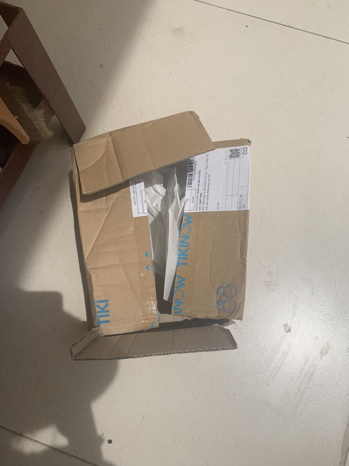 mọi lần tiki giao hàng nhanh, đóng hàng cẩn thận. lần này thì đóng hàng ẩu và giao hàng siêu siêu lâu, theo thông báo thì từ t3 tuần trc hàng đã đc giao cho bên vận chuyển mà tới tận hôm nay mới nhận hàng được. mọi lần đơn từ tphcm mình đặt *** cũng nhanh lắm. thời tiết thì nóng như vậy, không biết có ảnh hưởng đến chất lượng serum không. hộp đóng thì bị rách niêm phong, móp méo như kiểu bị rạch ra xem trước rồi.