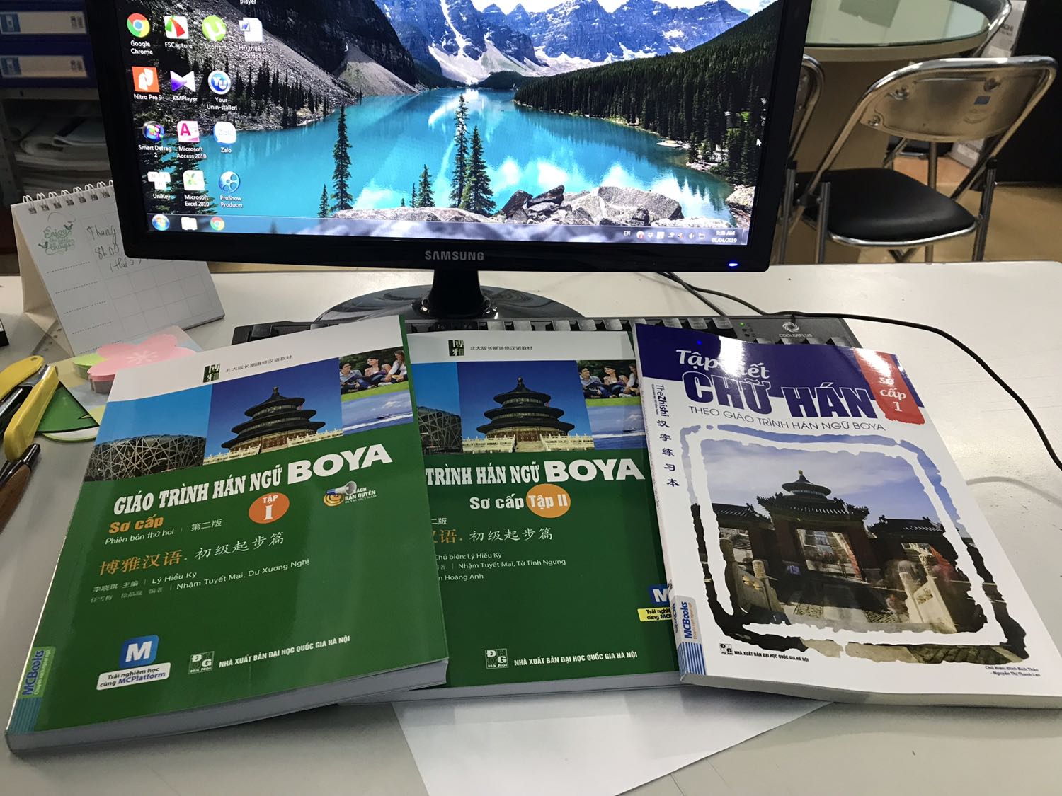 Sách rất mới và đẹp, 2 quyển Boya các đoạn hội thoại và từ mới đều có pinyin nên những bạn chỉ học giao tiếp cũng có thể dùng để tự học thêm được. Quyển tập viết tặng kèm sơ cấp 1 theo giáo trình boya luôn nha, quà tặng kèm chất lượng, sách đen trắng, in trên nền giấy vàng ko bị nhức mắt. Ngoài ra các bạn có thể thử  học trên ứng dụng MCPlatform để luyện thêm kỹ năng nghe cũng, app free nha.