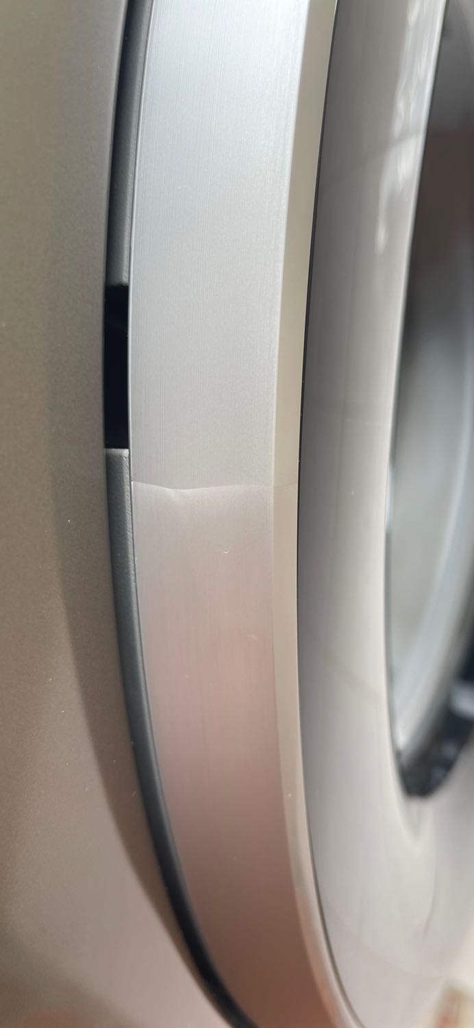 Viền ở cửa máy bị lỗi thế này Tiki có đổi cho mình không? máy bị sẵn, kiểu nứt bên trong, rồi nhà sx phủ 1 lớp sơn trong phía ngoài. Lấy tay rờ thì vẫn liền trơn vì đã phủ 1 lớp sơn trong bóng bên ngoài nhưng dưới lớp sơn đó là nứt 1 đường như vậy. Đây là lỗi sản phẩm. Không bị tác động bên ngoài vì bên ngoài vẫn trơn bóng không hề bị nứt. Mong đc đổi máy khác vì mới vừa mua đc mấy ngày nên mình không hài lòng