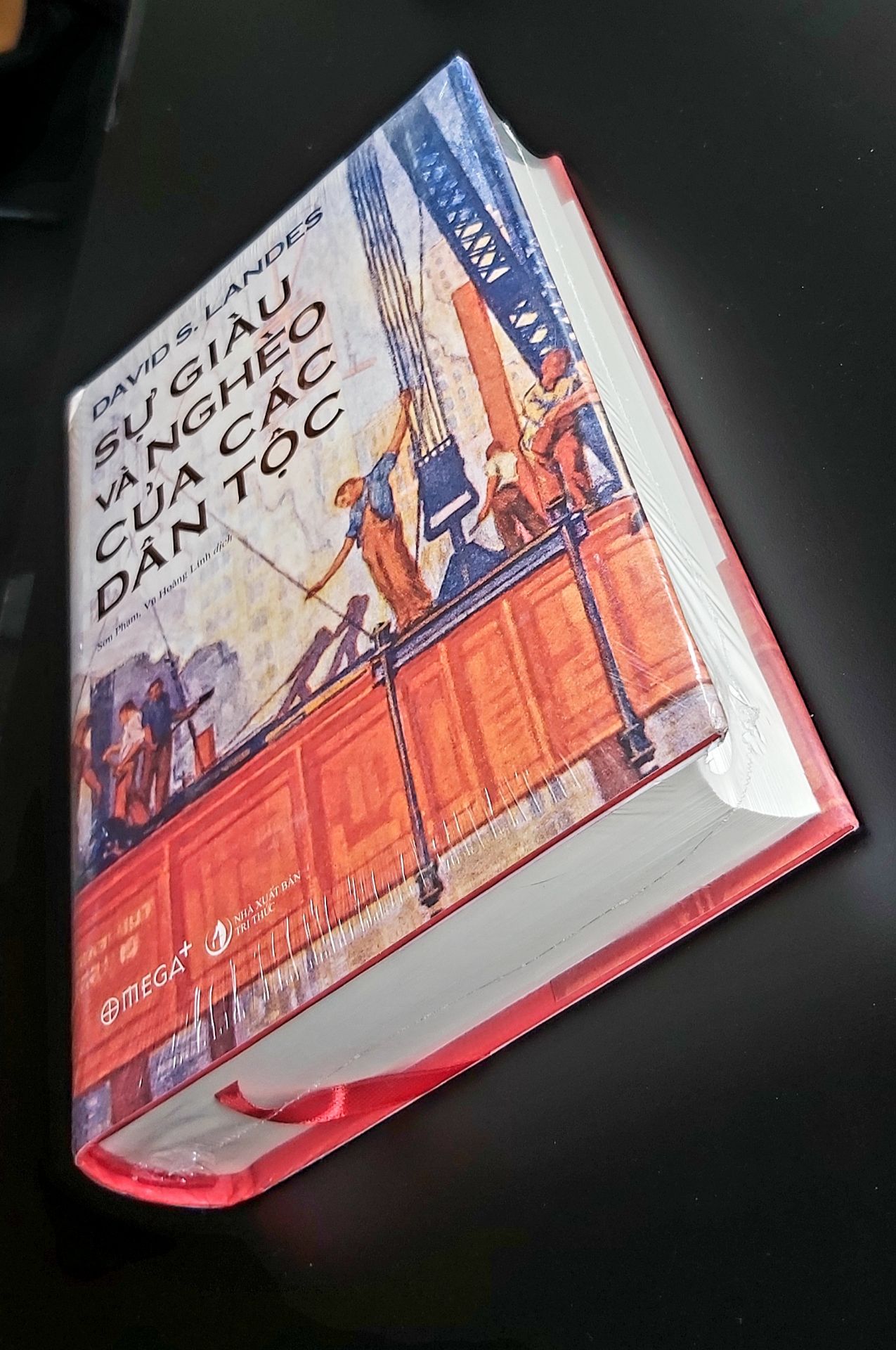 "David Landes đã viết nên một công trình khảo sát bậc thấy về những thành công lớn và thất bại lớn trong các nền kinh tế ghi vào lịch sử của thế giới. [...] Bất kỳ ai nghĩ rằng thành công kinh tế của một xã hội tách biệt với những đòi hỏi về đạo đức và văn hóa của xã hội ấy hắn nhiên sẽ phải suy nghĩ lại."  ROBERT SOLOW