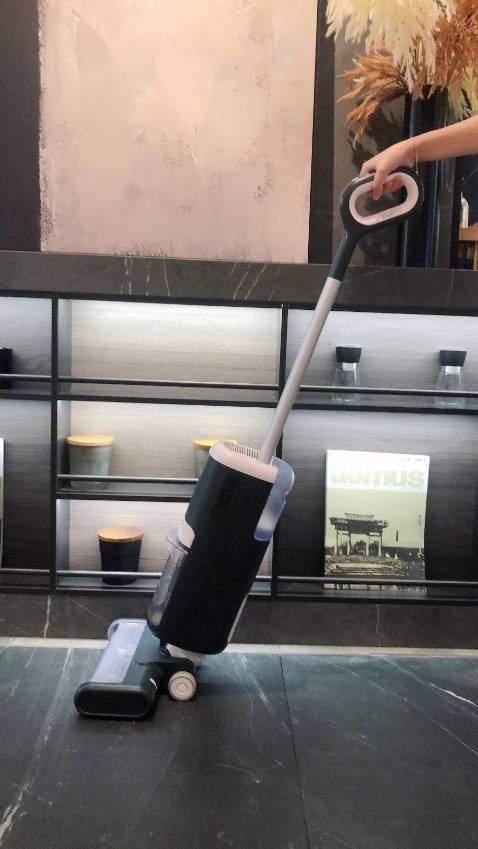 Tốt. Đáng tiền đó. Cứng cáp, vừa hút vừa lau nhà, cũng sạch sẽ lắm. thấy có pin sạc rời nên yên tâm về khoản pin. cũng kinh qua nhiều máy hút bụi tại nhà nuôi mèo. toàn thấy bị chai pin, cảm ơn shop. sẽ quay lại mua thêm pin sau này