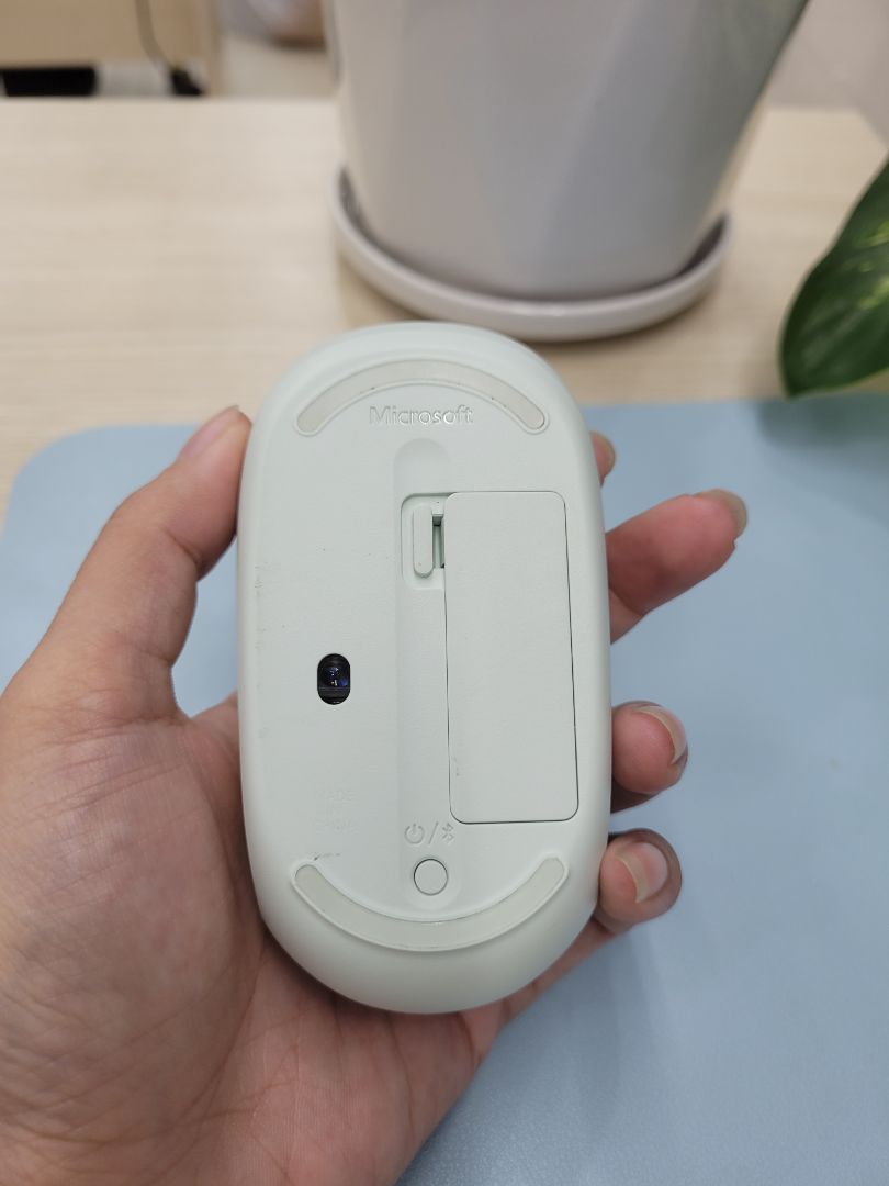 Chuột đẹp, xài ok lắm. kết nối cũng nhanh nữa. Màu thì cưng xỉu, chỉ muốn hốt hết các màu về xài dần.