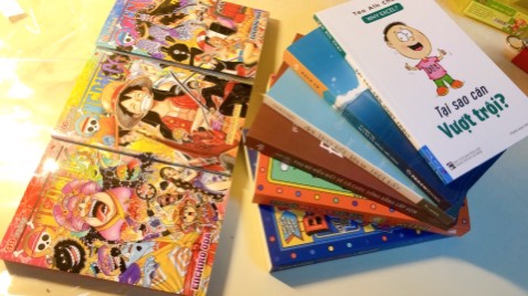 Về hình thức: Bìa đẹp tên hay :) yếu tố khiến tôi quyết định mua
Về nội dung: actually ko có gì mới mẻ so với kiểu tản văn nói chung, có phần hơi sến nữa. Phần về tình yêu ko sâu sắc. Nếu muốn cái gì đó độc đáo hay gây chú ý thì ko có đâu. Mình đọc mãi mới xong vì thấy hơi chán
Về văn phong: dịch khá hay, tuy nhiên vài chỗ có vấn đề hoặc hơi cực đoan, ví dụ chương gần cuối có cái câu “...lâu dần sẽ trở thành người thực tế nhưng ko có tí giáo dục nào”??? Đọc câu này thấy ko hợp lý tí nào luôn ấy. Bù lại nhiều quote hay, mấy chương gần cuối hay hơn đoạn giữa
Nhìn chung nội dung chỉ chấm được 3 điểm thôi. Recmd mọi ng nên cân nhắc. Còn ai mà thích mấy câu quote truyền cảm hứng thì mua cũng được, trong này nhiều lắm. Mình cũng vì thích 1 câu trong phần review quá nên mới muốn mua đấy :v (câu ý là: “xung quanh có rất nhiều con nhà người ta đôi khi khiến bạn phát điên lên. Nhưng nếu nhìn kỹ lại thì có thể chính bạn cũng là con nhà người ta trong mắt ai đó”. Đại ý thế)