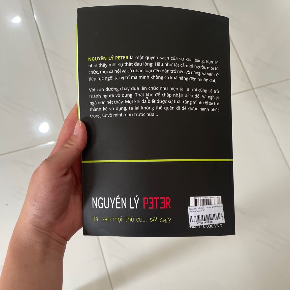 Quyển sách cho những ai đang "hoang mang" không hiểu tại sao nỗ lực ko mang lại thăng tiến, khi "cố gắng chứng minh năng lực" đa phần toàn phản tác dụng. Đây ko phải sách nghiên cứu tâm lý nhé, là quan sát thành vi đưa ra quy luật vận động, ngoai ra tac gia cho thêm vài gợi ý lý thuyết, người đọc tự suy ngẫm và áp dụng được co tình trạng bản thân. Cách nhìn của tác giả thực tế và châm biếm, nhiều ví dụ thực tế nên dễ ngấm và tạo động lực áp dụng (thực ra những ai cần đọc quyển này đều có sẵn bức xúc không lối thoát giồi, đành thử nghiệm chứ sao giờ :D ) quyển sách đáng đọc, có thể kết đọc thêm Barking up the wrong tree...