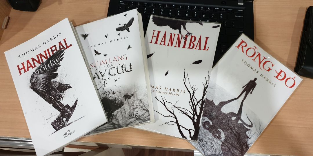Mặc dù là tác phẩm ra sau cùng trong series truyện về Hannibal Lecter nhưng lại là câu truyện đầu tiên về nguồn gốc, nguyên nhân tạo nên con người Hannibal. Đọc tác phẩm, phần nhiều có cảm giác đồng cảm cùng Hannibal, với những trải nghiệm khủng khiếp của ông, và những kẻ nằm dưới tay ông xứng đáng nhận quả báo bởi những gì chúng đã gây ra. Hơi tiếc, vì kỳ vọng tác phẩm được viết nhiều hơn, lớn hơn so với Rồng đỏ hay Hannibal. Có lẽ truyện viết dưới sự kỳ vọng của NXB, nên tác giả không còn nhiều cảm hứng dạt dào như trước đây. Duy có văn phong và mạch truyện vẫn duy trì theo phong cách cũ.
Tiki giao nhanh! Sách in vẫn theo cách của các cuốn trước đây.
