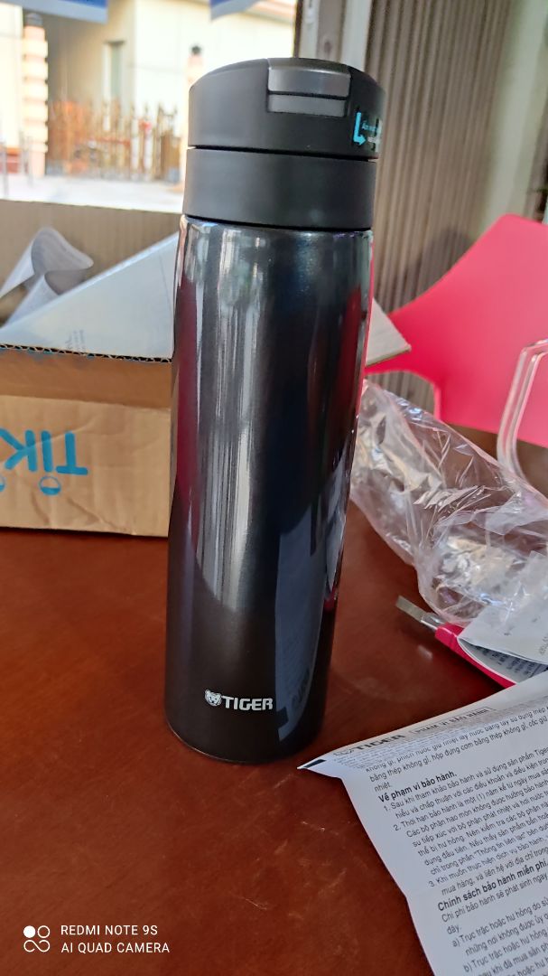 Đúng đồ xịn, chính hãng! Hàng mới, đẹp nắp nhựa cao cấp, ron cao su cũng dai và ko có mùi! Ko thấy mùi hôi trong ruột bình! có lẽ sản phẩm hoàn thiện bằng đồ cao cấp nên ko có mùi nhựa nồng như 01 số bình mua ĐMX! Mình mua bình giá sale hơn 200k, về mua thêm cái túi đựng 50k nữa là ngon! Mới lấy về thấy đẹp và ok nên cmt cho ae hay, mai mốt trải nghiệm lâu sẽ đánh giá thêm! thank tiki vì giúp mình mua được hàng vừa ý!???