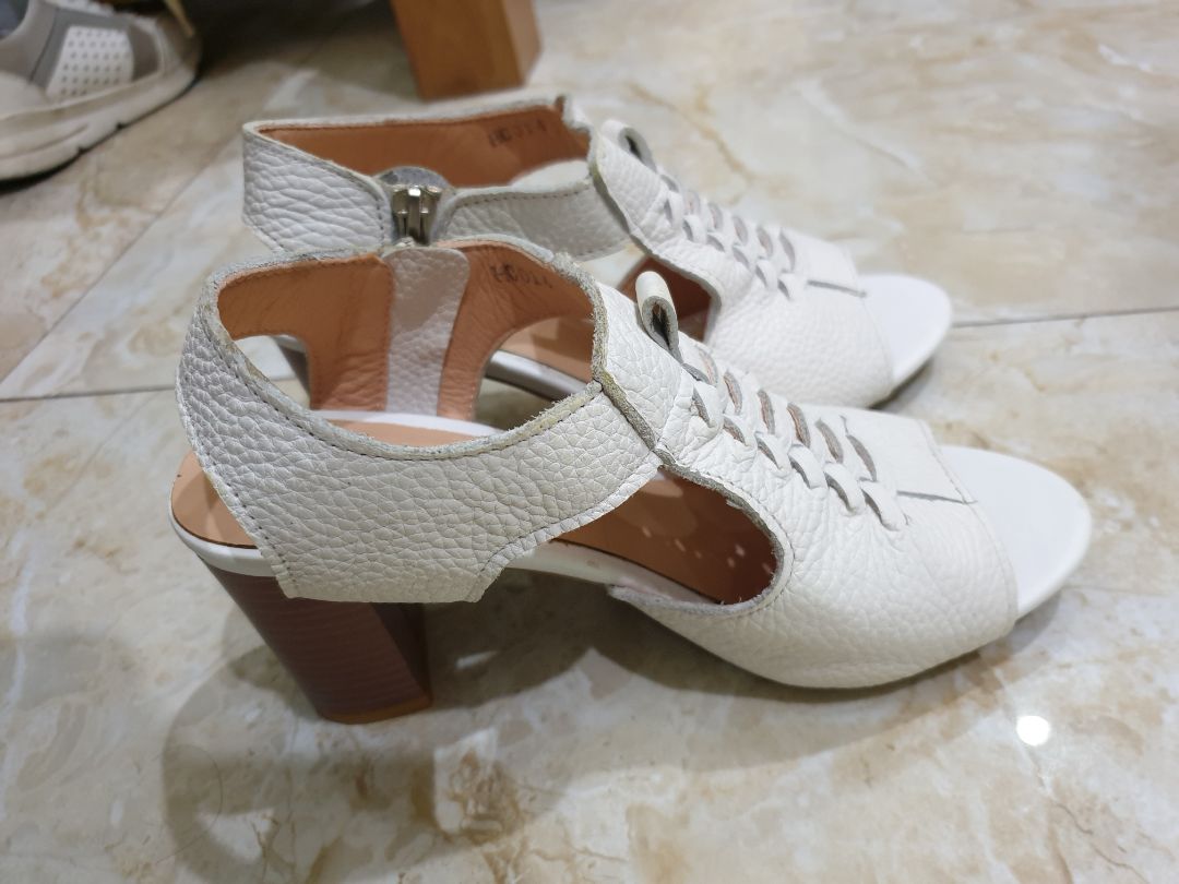 Mùi keo dán hôi quá, đây là điều mình đánh giá chất lượng không tốt. phần cổ chân không ôm, mình mua size 35 mà đeo muốn tụt gót mặc dù cổ chân mình ko hề nhỏ. Mẫu mã thì tùy từng người rồi, phần quai da dầy dặn, đường may nhìn cũng kỹ tuy nhiên độ bền thì phải chờ thời gian mới biết