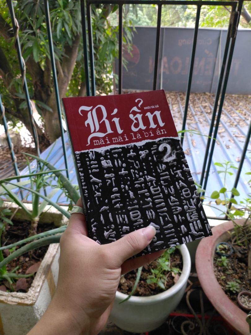 Mỗi dịp tiki sale là ngóng chông quyển này để thêm vào bộ sưu tập của bản thân . Quyển sách trích dẫn nhiều những câu chuyện bí ẩn trên thế giới mà chưa có lời lí giải tuy nhiên còn có 1 phần trích từ quyển này sang quyển khác . chung quy lại là hay và lôi cuốn