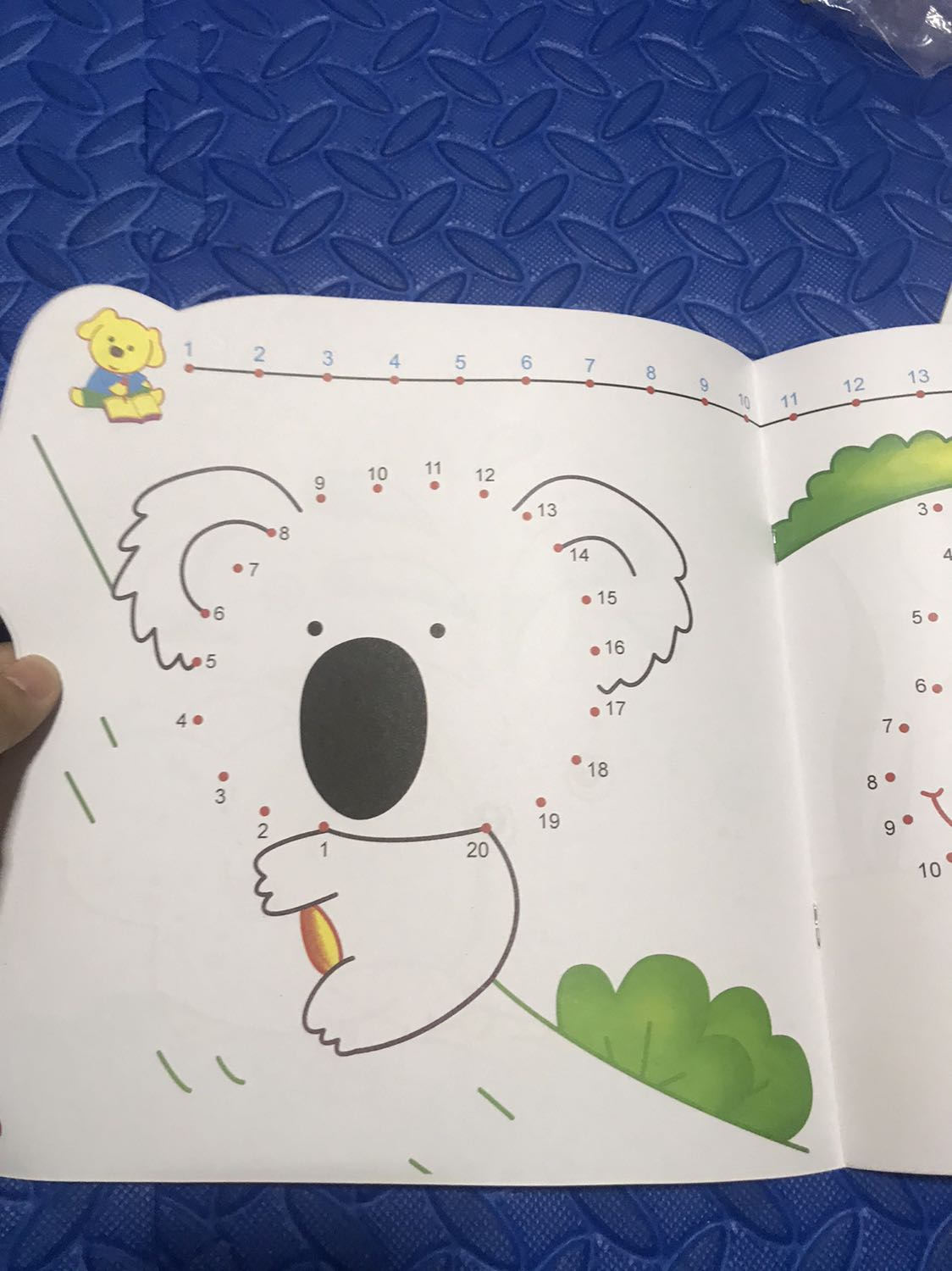 Shop đóng gói cẩn thận. Sách in màu dày dặn. Hình vẽ to, đa dạng và đơn giản trẻ con. Vừa nối hình vừa tô màu. Sale 12k. Bé rất thích