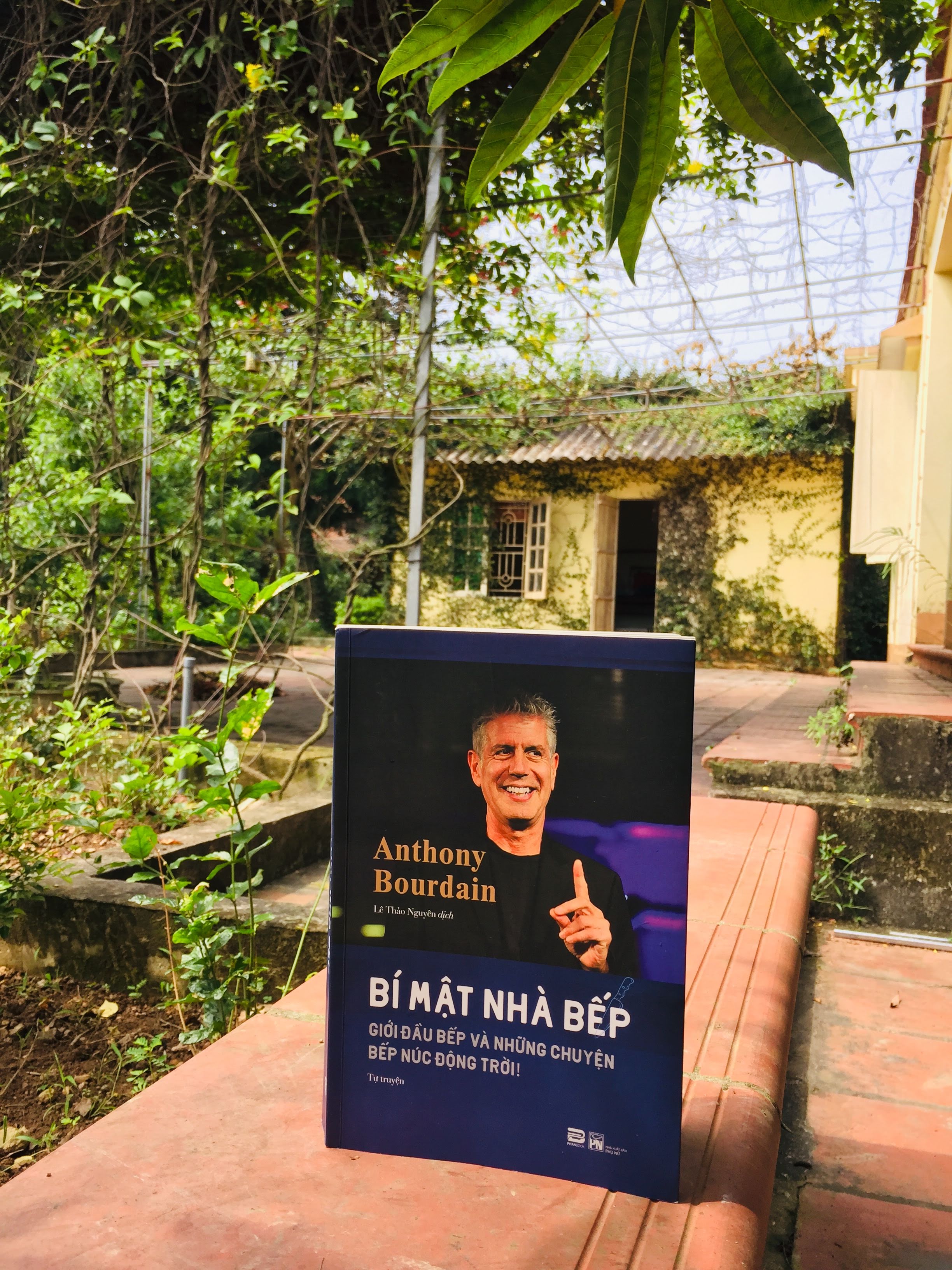 Một cuốn sách sôi nổi và hấp dẫn, dù không thiếu những đoạn khốc liệt và tàn nhẫn một cách trần trụi. Đọc sách có thể hình dung ra tính cách của Anthony Bourdain thể hiện qua các bài phỏng vấn, các phim tài liệu về ẩm thực ông đã thực hiện khi còn sống. Đúng như hứa hẹn từ nhan đề, sách kể những câu chuyện thâm cung bí sử của gian bếp, phá tan rất nhiều ảo tưởng về vai trò bếp trưởng, về sự lãng mạn của công việc thực ra vô cùng căng thẳng và đầy áp lực này. Sách rất quý cho nhiều đối tượng: những người đọc đơn thuần cần một cuốn sách hay và hấp dẫn, những người mê dạng sách tiểu sử, nhân vật, hoặc những người đang ôm mộng với sự nghiệp bếp núc. Anthony cực đoan nhưng thấu đáo, cố gắng trình bày rất nhiều quan điểm khác nhau thông qua những trải nghiệm khác nhau của bản thân ông, từ đó mang lại cho người đọc rất nhiều thông tin quá giá.

Dù còn một số lỗi không đáng có, nhưng nhìn chung bản dịch trôi chảy và... rất ngầu, biên tập sạch lỗi, sách in đẹp, sách khá dày nhưng nhẹ. 

Phải đọc!