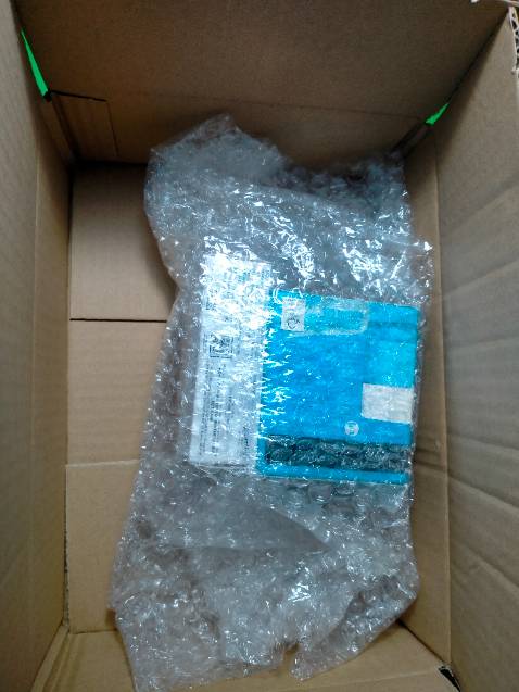 Tiki đóng gói, vận chuyển luôn chỉn chu như vậy. Đơn hàng được đóng gói cẩn thận, có cảnh báo đầy đủ, bọc chống sốc để vận chuyển an toàn, nguyên vẹn cho sản phẩm.

Về chất lượng thì sản phẩm còn nguyên tem niêm phong, có cả gói bảo bì phụ bên trong. Xà phòng cũng khá lớn, mùi thơm nha; nên trang bị thêm túi lưới rút để đựng và tắm; khi tắm tạo bọt có hương thơm đem lại cảm giác rất dễ chịu. Đặc biệt là mình dùng được 2 ngày thôi là đã thấy tình trạng mụn lưng được giảm đáng kể luôn ý, khá bất ngờ (mình mụn lưng ở mức độ nhẹ). Mình rất vui và hài lòng, chắc chắn sẽ ủng hộ Tiki thêm những lần tới nhaa.