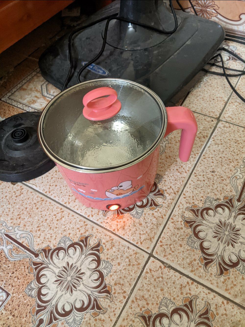 Nồi nhẹ, nấu đc 2 người ăn.
Có kèm vỉ hấp hẳn hoi.
Cứ sợ 3 chấu, nhưng 2 chấu đàng hoàng, dễ sử dụng, độ bền thì k biết sao.
Nhưng cực kỳ thích luôn