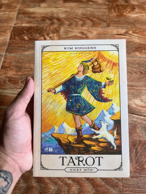 Có nhỏ bạn với đam mê to lớn về Tarot nên sẵn Tiki đang có đợt khuyến mãi thế này thì tậu cho nó quyển Tarot Nhập Môn này. Sách được giao nhanh, được đóng gói kĩ càng và chứa nhiều thông tin cơ bản về bộ môn này, giúp người đọc có được lượng kiến thức nhất định để đọc và trải bài… Chất lượng giấy tốt, mực in đều và hình ảnh bên trong cũng đẹp. À, sách có thể được bọc bằng giấy bao tập bình thường để giữ độ nguyên mới tốt nhất á.
Mình chỉ có góp ý là Tiki giao hàng nhưng không gọi nhắn trước nên khó lòng mà căn thời gian để có mặt mà nhận hàng.