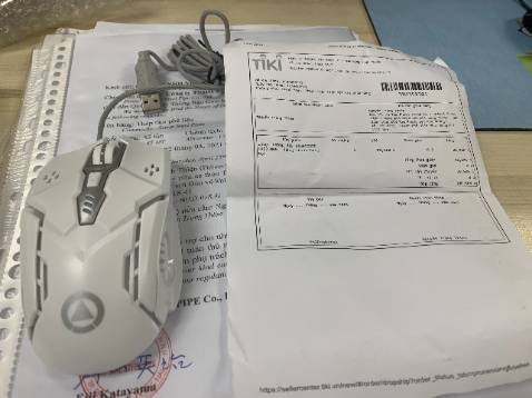 Shop làm ăn cái kiểu gì vậy, Chuột không dây mà sao lại gửi cho người ta chuột dây, rồi mẫu mã khác nữa! Làm ăn kiểu vậy sao được!!! Yêu cầu Tiki xử lý giúp vụ này! có những món hàng giá trị nhỏ làm ăn còn không ra gì thì sao khách dám đặt mua những món hàng có giá trị lớn hơn!!!!!!!