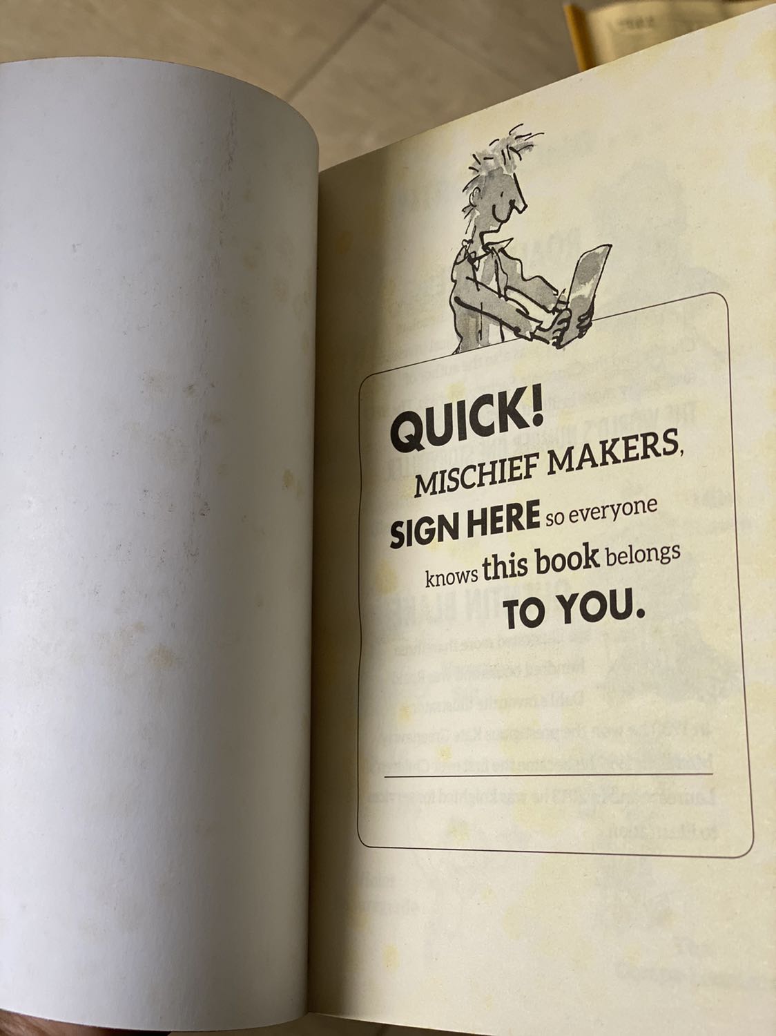 Cái nhìn đầu tiên mình thấy cuốn sách đẹp , tưởng giấy in chữ màu luôn chứ, nhg mở ra thì thấy giấy bình thường, 2 trang đầu tiên bị ố màu, sách nhỏ, giấy in bình thường, giá đến nay 179k mình thấy hơi cao. Nội dung dành cho bé đọc thì phù hợp.