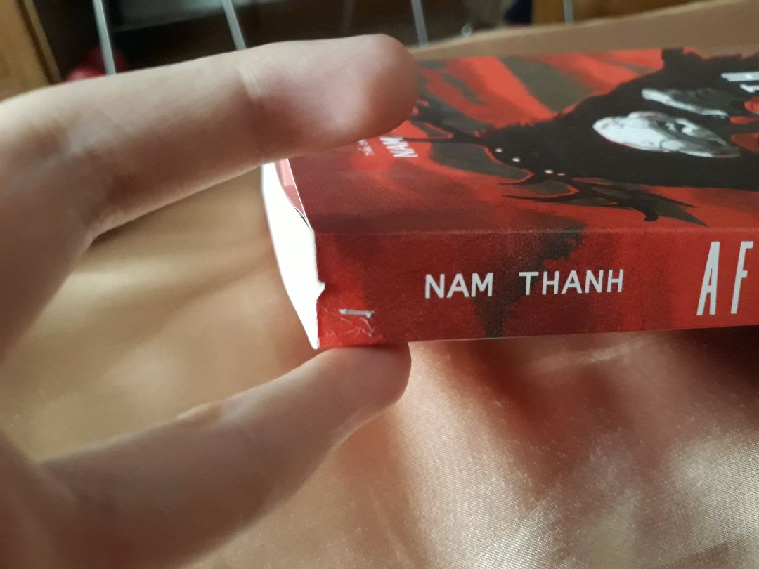 khi nhận được hàng thì lại thấy nó ko đc bọc nhựa, khi cầm trên tay thì nó lại có bụi bặm dính đầy chưa kể lại có vết va đập và vết rách trên sách.