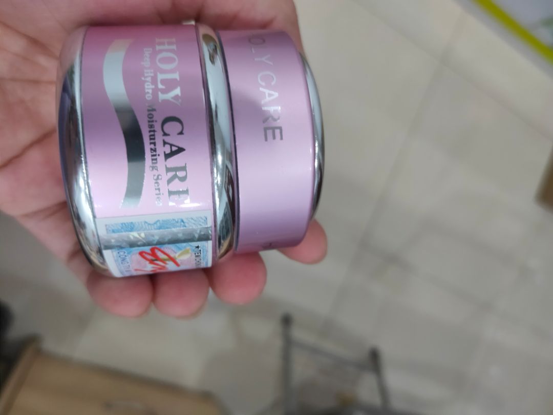 Giao hàng nhanh, đóng gói cẩn thận. Mình check thấy chính hãng, sử dụng tốt sẽ quay lại ủng hộ, shop tư vấn tận tình lắm nha. Quà tặng kèm chai xịt to đùng luôn🥳🥳🥳