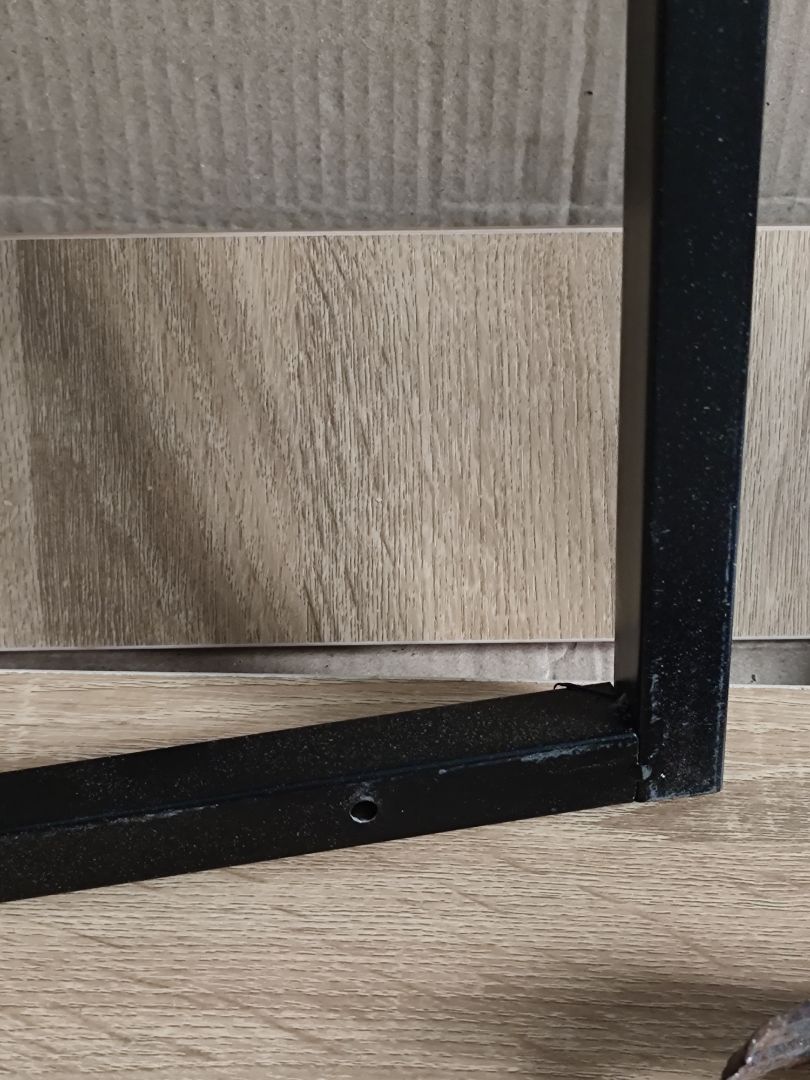 Trải nghiệm tệ hại nhất ở Tiki từng gặp. Giao hàng trễ 2 3 ngày. Nhận hàng thì lỗi đủ chỗ, lỗ khoan trên khung sắt ko khớp với lỗ có sẵn trên miếng gỗ. Khung sắt đc khoan sẵn 2 lỗ thì lại hàn sai chiều, rồi lắp kiểu gì vô mặt gỗ?????? Đợi hàng mòn mỏi, giao hàng chậm trễ, nhận được hàng rồi thì chẳng sử dụng được. Đây là lần mua hàng tệ hại nhất ở Tiki tôi từng gặp. Yêu cầu trả hàng và hoàn tiền!!!