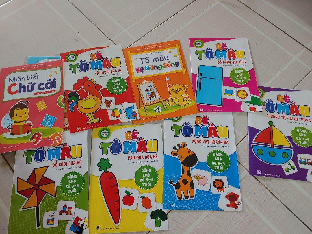 sách hơi mỏng.này chỉ tô màu sáp thôi. quyển nhận biết chữ cái còn có vài câu thơ. tạm đc.rẻ hơn mua nhà sách.