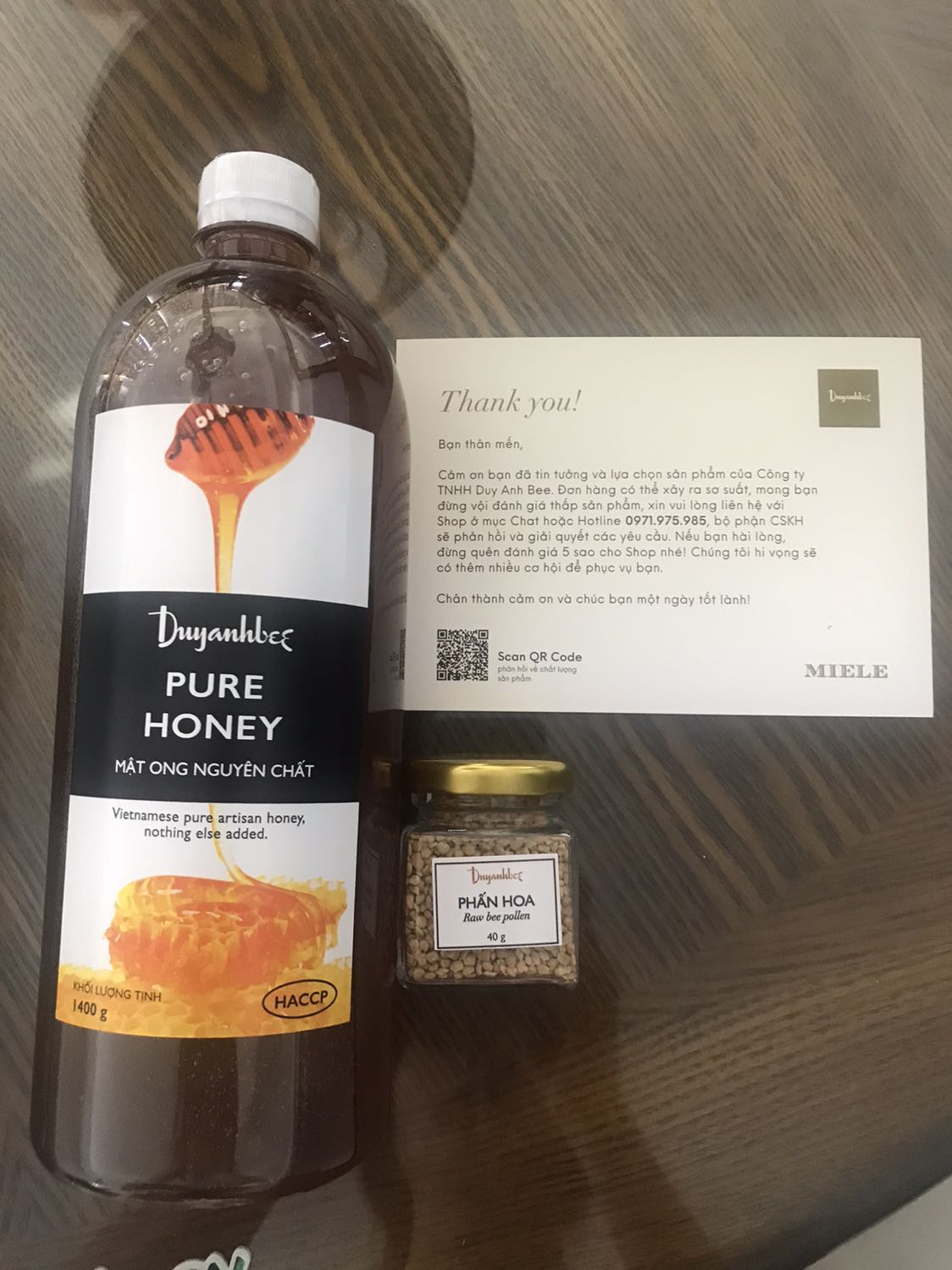 Đóng gói rất cẩn thận. Có kèm quà tặng đóng gói cũng thật cẩn thận. Lại có thêm Thank you card => rất chỉn chu.
Nước mật ong trong, thơm, mình thấy rất ok. Sẽ ủng hộ tiếp lần tới.