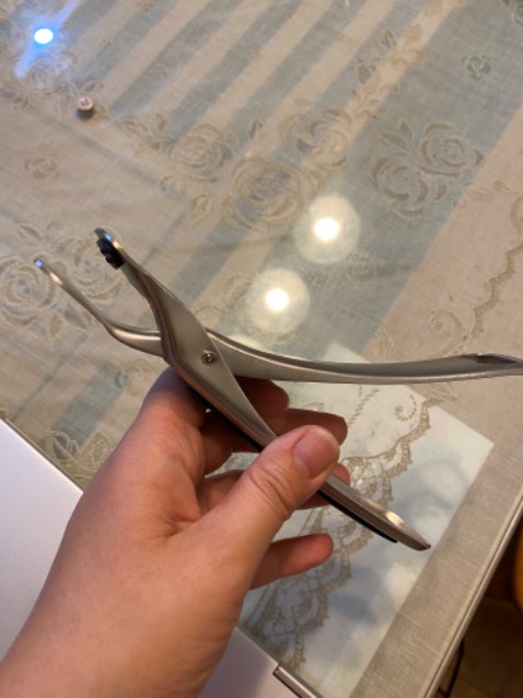 Sản phẩm có logo rõ ràng của hãng. Inox sắc nét, k bị xước và lỳ mặt. Cầm đầm tay, chắc chắn. Khi kẹp rất bám vào bát, không bị trượt hay xê dịch. Rất đáng tiền. Shop phục vụ lịch sự, nhanh chóng