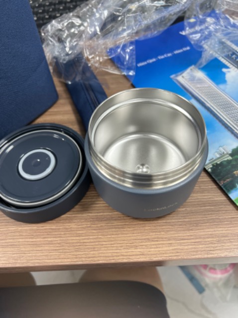 Hộp cơm chắc chắn, gọn gàng, ko bị đổ thức ăn ra ngoài. Tuy nhiên giữ nhiệt chưa được ưng ý lắm. Canh nóng 7h cho vào đến 12h thì còn ấm, nhưng cơm và đồ ăn khác thì bị nguội.