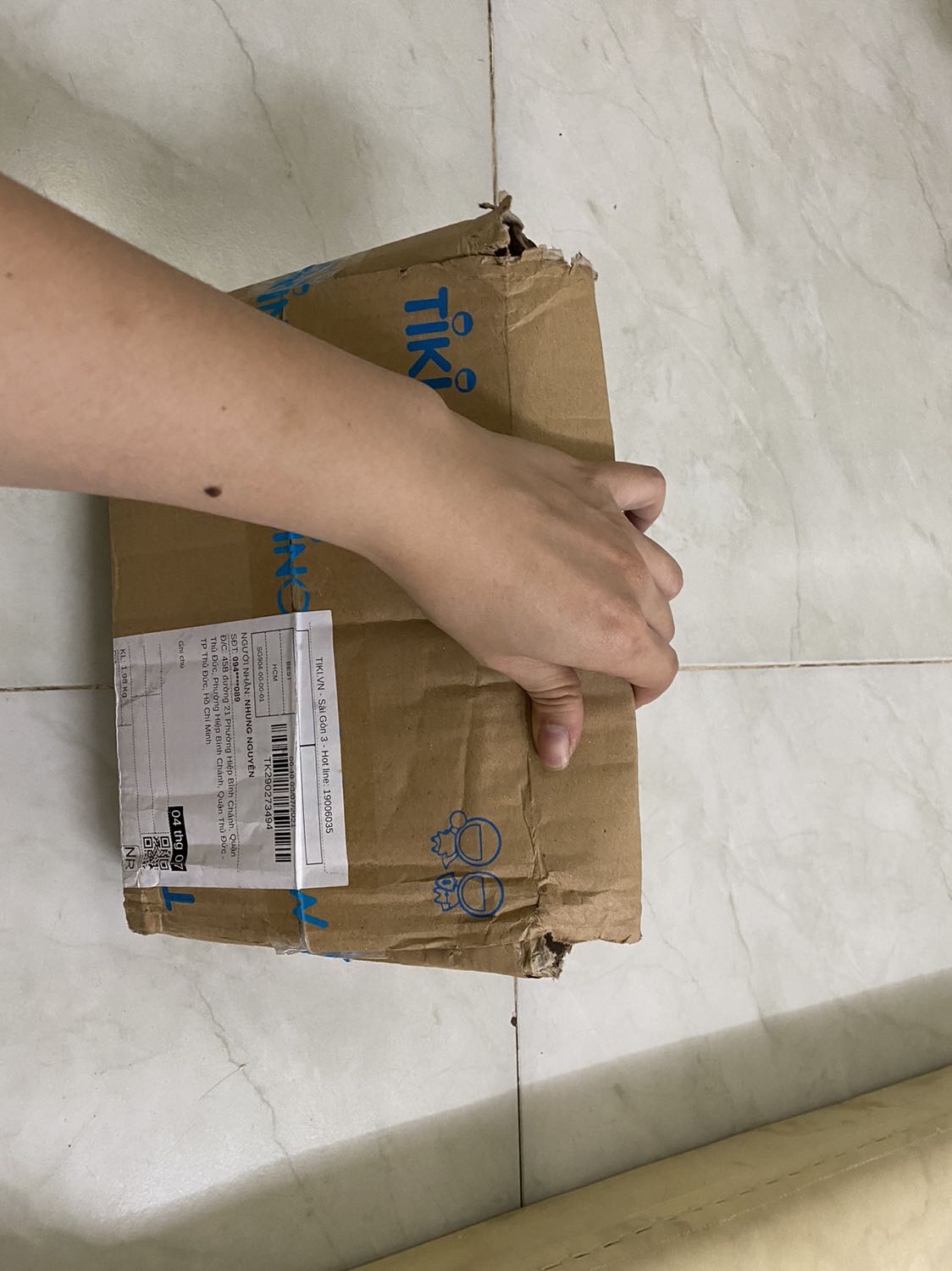 Tiki giao hàng cho khách như vậy hỏi ai dám tiếp tục đặt hàng, chưa thấy nội dung sách như thế nào mà nhận hàng đã thấy bực.