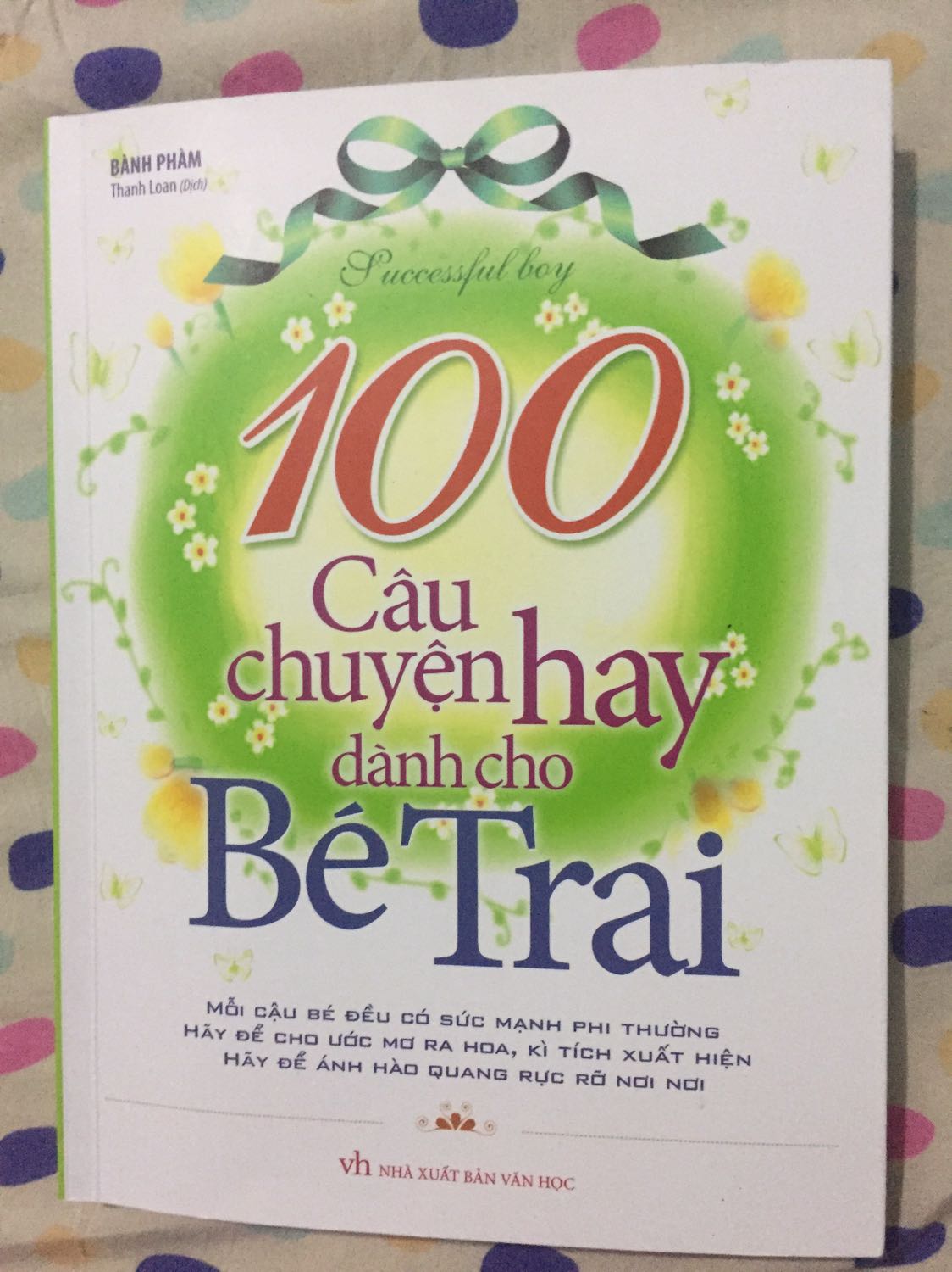 Lúc đầu mình hơi phân vân vì bìa sách ko đc bắt mắt cho lắm đối vs các bé. Nhưng thấy thích về nội dung nên mua luôn. 
Mở sách ra thì ưng lắm vì in đẹp rõ ràng, màu sắc hình ảnh sinh động, thấy kute sao ak!
Nội dung hay, ý nghĩa, nhiều bài học cuộc sống. Đọc truyện cho bé đi ngủ mà người lớn phải thức ngẫm nghĩ...