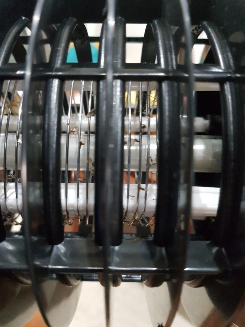 Giao hàng cho đơn vị vận chuyển quá lâu. trừ 1,5*. Có vẻ như nhà bán hàng ko muốn bán hàng hay sao ấy. Tác dụng phụ khi đèn bắt muỗi là mùi khét do muỗi bị đốt cháy gây ra, thơm khắp phòng, ko thể ngửi đc. trừ 0,5*. Giá trị đèn so với giá tiền thì đắt, nhưng như vậy ms làm giàu đc. ko trừ *. MN có loại khác rẻ hơn thì nên mua loại rẻ nhé