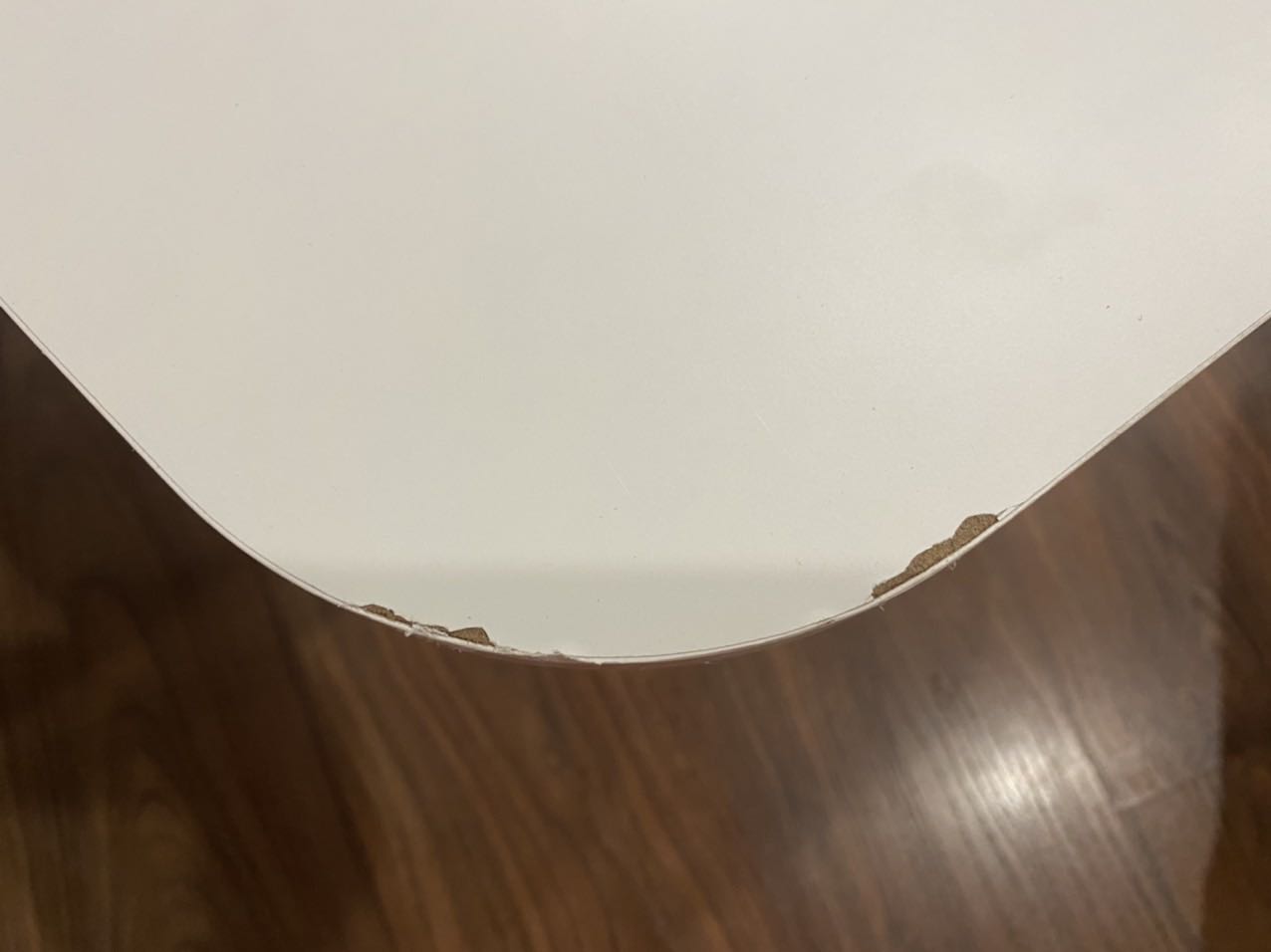 Bàn nhận có bọc 2 lớp (nilon và bìa) tuy nhiên vẫn xước xác nhiều, ngay bề mặt trên nên nhìn xấu và chất lượng kém. Cảm tưởng như sản phẩm lỗi ngay tại xưởng. Mua bàn mới mà cứ như là mua bàn cũ :( Ko biết Tiki và nhà sản xuất có thể hỗ trợ đổi sản phẩm không ạ?