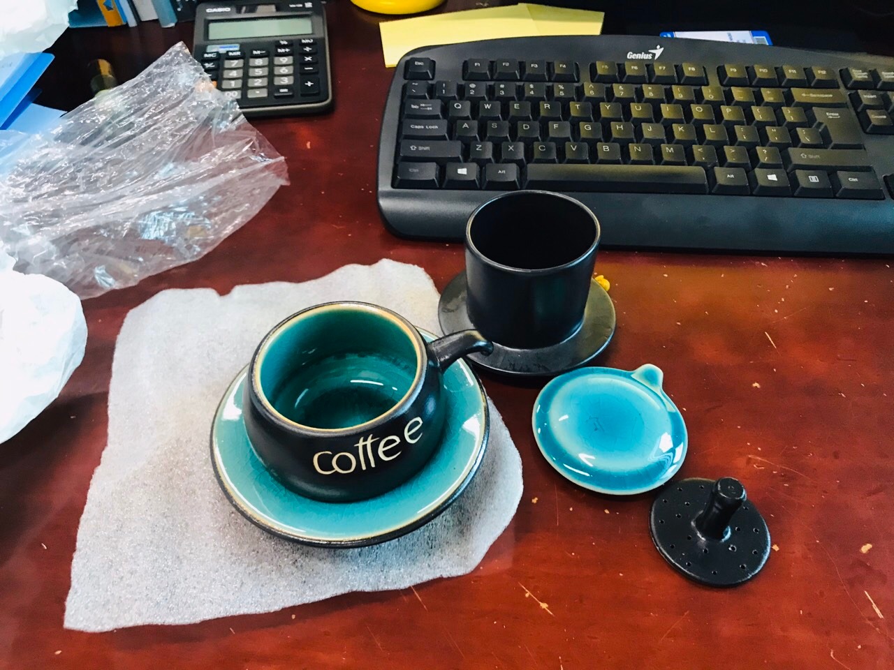 Giao hàng rất nhanh, đóng gói cẩn thận. Nói chung là rất đẹp, nhưng không hiểu sao mình pha lần đầu tiên cafe xuống chậm, chắc do mình cho nhiều quá. Để thử lại tiếp....