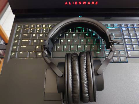 Âm chi tiết, hơi ngả tối (hơi thôi) Bass vừa đủ, nghe Pop/Ballad rất hay, trường âm rộng thênh thang, nghe những bài nhiều nhạc cụ, đặc biệt là bộ gõ nổi khối rất tốt, nói chung đáng tiền
cảm giác đeo rất tốt vành tai mình nằm gọn trong pad, ko bị tì, tuy nhiên hơi nóng, tai này mà ngồi mùa hè là xác định nghe lâu dài ko ổn, ngồi điều hòa thì lại ok
Mặc dù mua hụt đợt sale 1 triệu 6 nhưng vẫn thấy đáng tiền