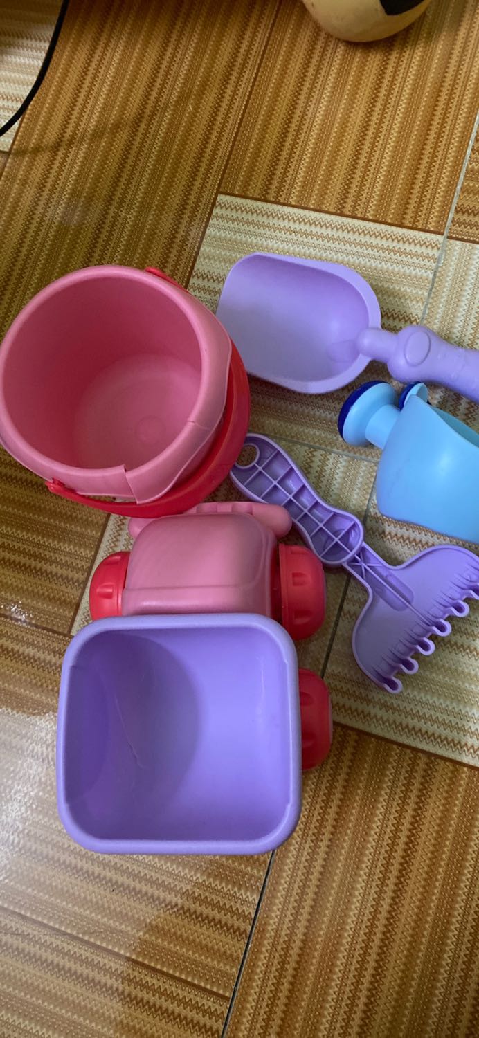 Đồ chơi rất đẹp chỉ tiếc là khi khui ra sp bị bể hết 1c xô