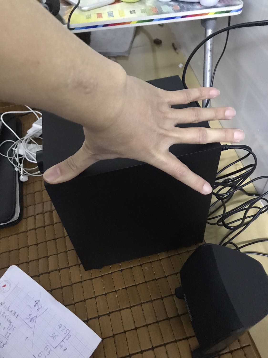 9 h 14/01/2021 tôi đặt mua, trưa ngày 15/01/2021 tôi nhận được. Vì đã đặt hàng nhiều lần trên Tiki nên tôi rất tin tưởng sản phẩm. Nhưng khi mở ra không đúng như hàng tôi đặt. 
27,3 x 18,8 x32,5cm. Cân nặng 3 kg. 
Nhưng hàng tôi nhận được là: 14,5 x 18,5 x 20 cm. Cân nặng 1,5 kg. Chất lượng âm thanh rất tệ. Đã phản ánh lên Tiki mong được đổi lại đúng sản phẩm.