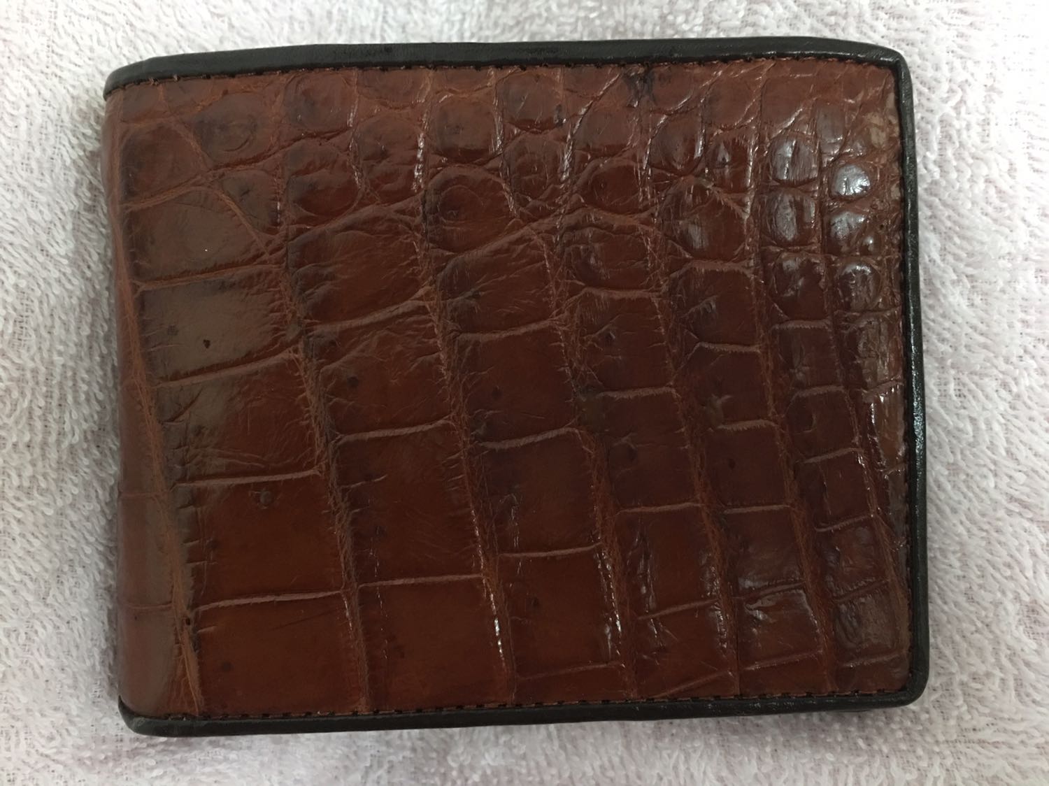 Ví khá đẹp tuy nhiên ngăn kiếng bên trong bị dính mực từ miếng giấy mã sản phẩm, hơi tiếc 1 chút.