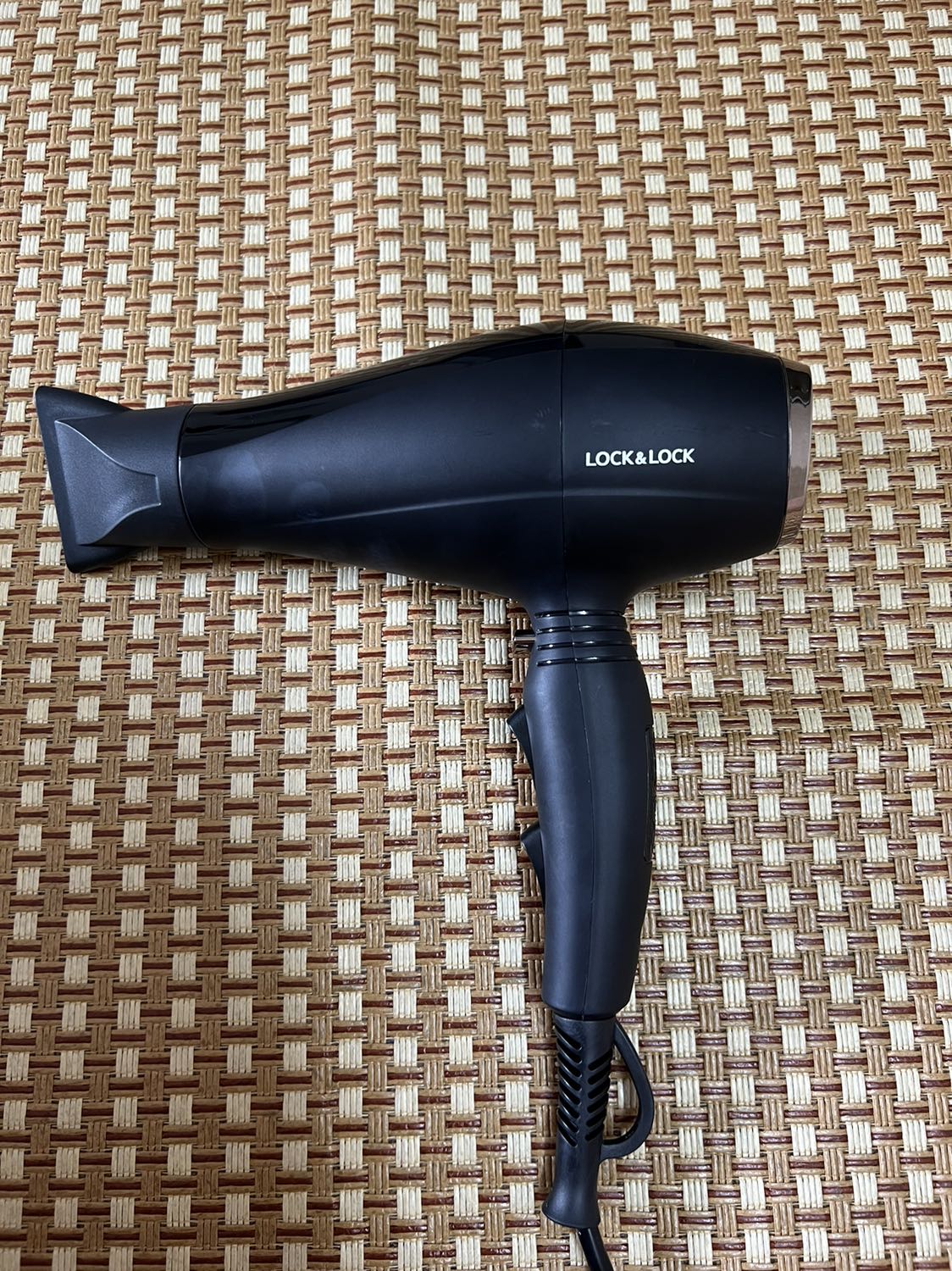 Sau một thời gian sử dụng mình đánh giá máy sấy tóc rất xịn. Đáp ứng được nhu cầu của gia đình mình. Mình đang dùng máy cũ chuyển sang dùng máy này thì khác hẳn luôn, máy còn có chế độ sấy lạnh rất tiện. Máy cầm nặng tay lắm. Đánh giá 5 sao