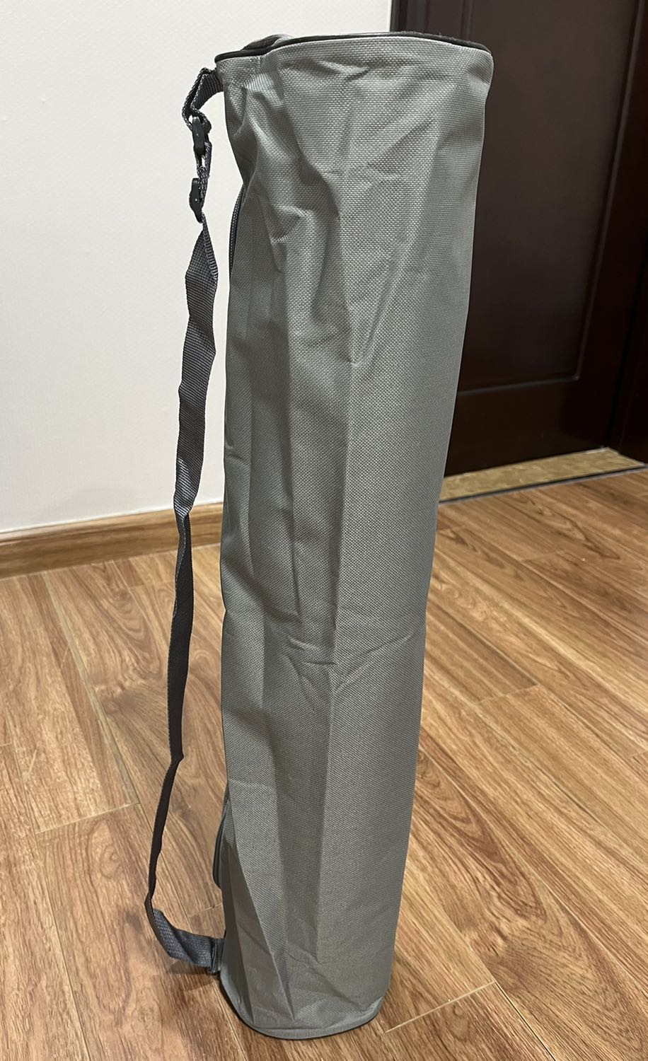 Hàng đẹp. Hàng thật giống ảnh. Thảm ko bị mùi. Về độ bền phải dùng lâu mới biết :)