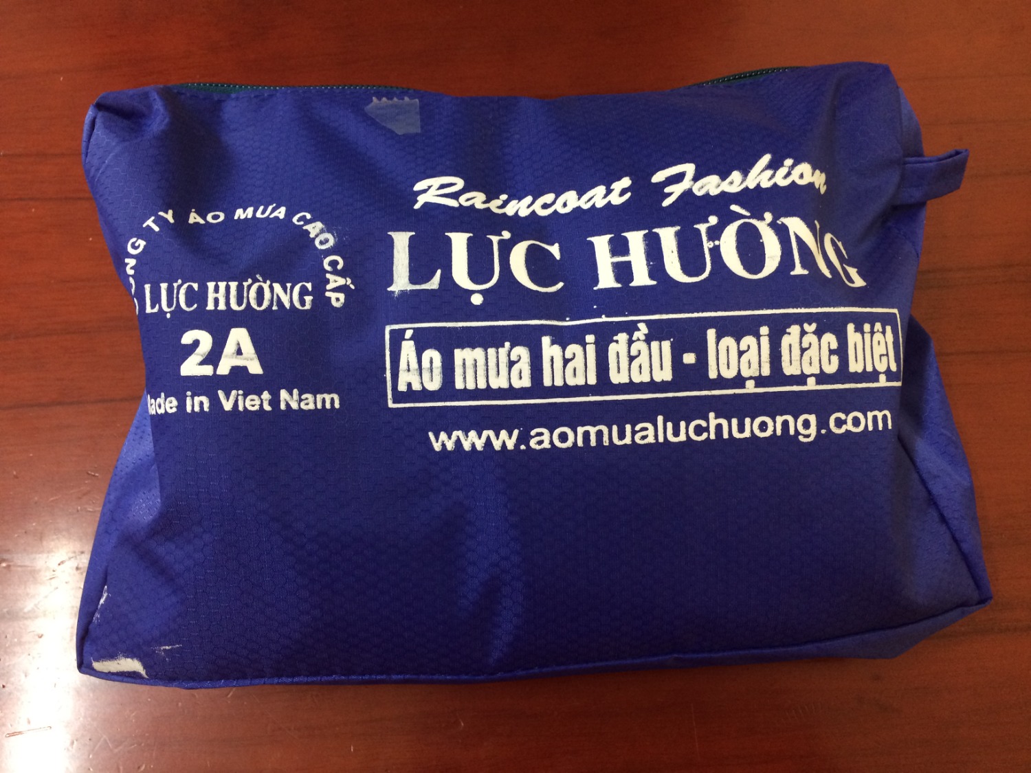 Đã nhận hàng, tuy nhiên sản phẩm áo mưa 2 người không giống như hình ảnh mô tả trên Website và không đúng xuất xứ (đặt hàng xuất xứ Quảng châu, hàng nhận Việt Nam).