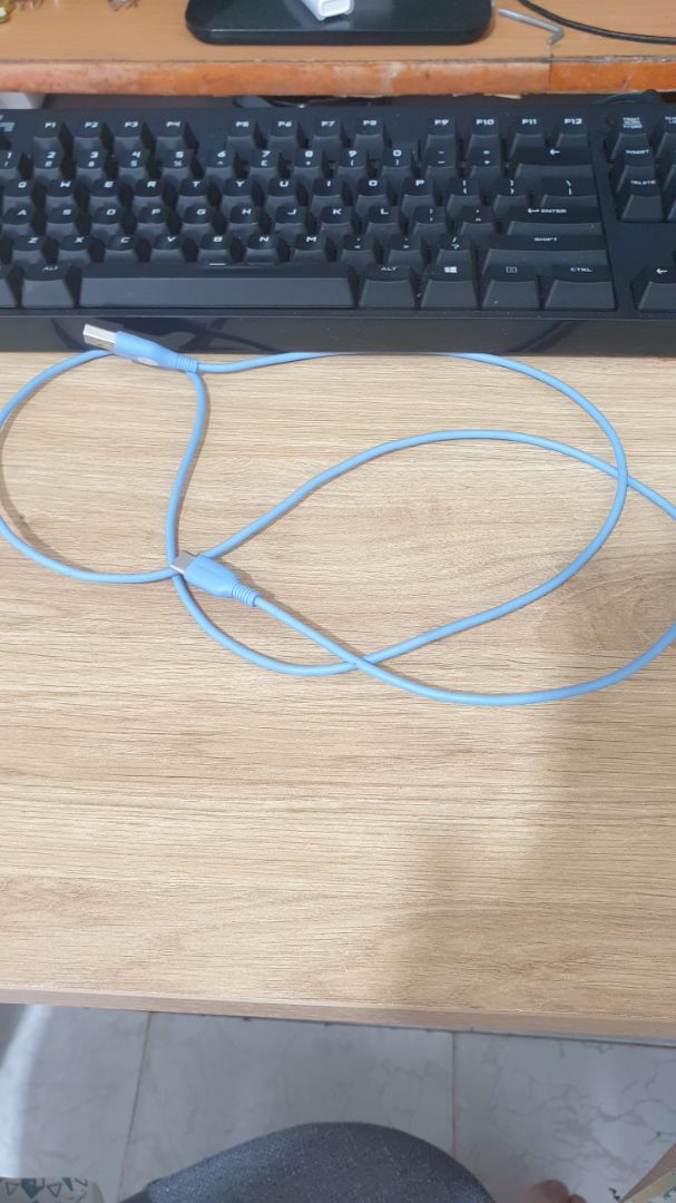 Cổng kết nối nhanh nhạy, gắn từ phía sau cpu kéo ra phía trước, hoặc ổ kết nối dưới bàn kéo lên bàn để găm vào laptop rất tiện