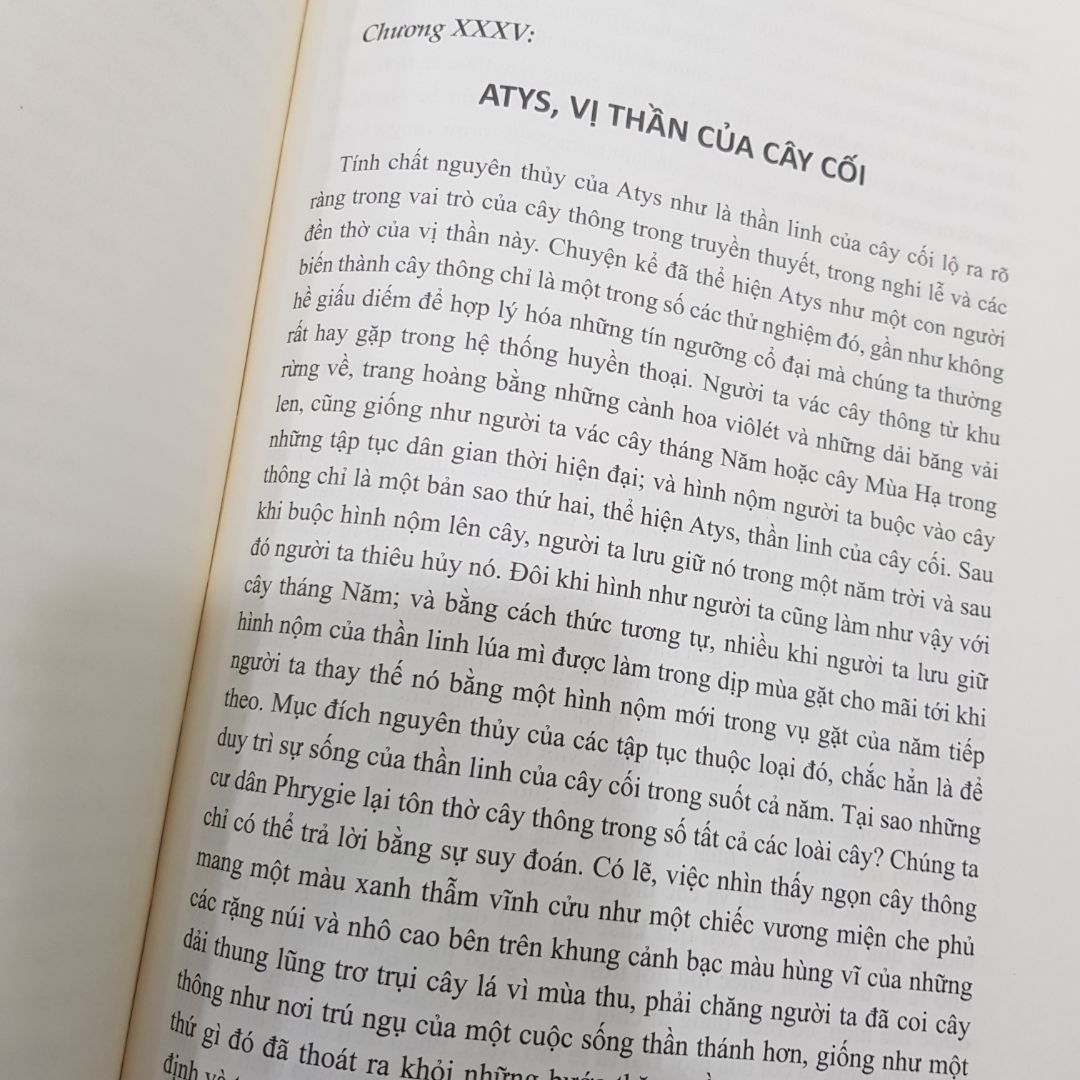 The Golden Bough - Cành Vàng, James George Frazer

Hiếm tác giả nào mà tập hợp được khá nhiều kiến thức tôn giáo, ý nghĩa của ma thuật, pháp thuật, vùng miền để hội tụ trong một tựa sách từ năm 18xx.

Nhà nhân chủng học Scotland, Sir James George Frazer, đã cố gắng xác định các yếu tố chung của niềm tin tôn giáo và tư tưởng khoa học, thảo luận về các nghi thức, sống chết của con người, thần chết , vật tế thần và nhiều biểu tượng và thực tiễn khác mà ảnh hưởng của nó đã mở rộng sang văn hóa thế kỷ 20.  Frazer đề xuất rằng nhân loại tiến bộ từ ma thuật thông qua niềm tin tôn giáo đến tư tưởng khoa học, trong quá trình tiến hóa tinh thần của loài người, thời đại ma thuật có trước thời đại tôn giáo, và sự khác biệt đặc trưng giữa ma thuật và tôn giáo là: trong khi ma thuật nhắm trực tiếp vào tự nhiên, tôn giáo nhắm đến kiểm soát nó một cách gián tiếp thông qua  trung gian của một sinh vật siêu nhiên mạnh mẽ hoặc những sinh vật mà con người kêu gọi giúp đỡ và bảo vệ.

Frazer đã chấp nhận rằng các lý thuyết của ông là đầu cơ trên hoàn cảnh và dựa trên sự giống nhau:  "Mong muốn của tôi là bài giảng chỉ nên được sử dụng cho việc theo đuổi sự thật, và không mong muốn được phổ biến và truyền bá. "

Thế cụ thể sách Cành Vàng sau khi đã được ấn bản ở VN trên dưới 3 lần thì sách nói về gì???

0. Truyện tựu trung trình bày chữ ko quá bé, không có hình ảnh, không có chú thích duới lề, >1200 trang, bạn có lẽ phải kiên trì mới tham khảo 1 lèo hết được...., quá dày như Hành trình Phương Đông. Và có nhiều lỗi chính tả kiểu: chữ hoa chữ thường, và đôi khi người biên tập có lẽ hơi lúng túng trong đặt câu chữ ví dụ: Bung xung ko hợp trong hoàn cảnh sách.

1. Tôi nghĩ lại đọc một quyển sách Hành trình Phương Đông thứ 2, cũng cỡ 1200 trang, xong ở đây được lưu cữu thực tế là..sau khi đọc còn dễ chấp nhận cái mình đọc. Còn 900 trang của Hành trình Phương Đông đọc hơi mơ hồ, ảo ảo...

2. Tôi có cảm giác như vừa đọc vừa du lịch qua màn ảnh nhỏ, vì mỗi đạo lễ nghi thức, tác giả mô tả khá tỉ mỷ, có lẽ thời 18xx chỉ thiếu mỗi tranh vẽ thêm vào đây thì đây là kho tra cứu tuyệt vời: suốt Nam Phi, tới Châu Úc, rồi lên Tây Tạng và tới Rome....Các nghi lễ giúp giải thích rõ hơn những gì người ta tin vào: Lửa, nuớc, hồn, máu, nước dãi, cái chết và thế giới bên kia.

3. Không những đưa ra nội dung các tập tục lễ tế, Frazer còn liên hệ các tập tục ở khắp các miền với nhau. Tôi ko thấy Đông Nam Á tới VN, xong đã có những địa danh Xiêm, phía North-eastern Asia, Western Asia

4. Có rất nhiều nghi lễ tác giả mô tả, y hệt cụ Phan Kế Bính hay Nhà Việt Nam học Nhất Thanh Vũ Văn Khiếu: Rất coi trọng phép làng lệ thôn. Một trong những cái mà anh chị em cần chú ý khi phượt do thám tới đâu. Đôi khi có những cái trong sách tham khảo chỉ nêu vậy, nhưng những góc nhìn khác thì có thể mô phỏng được tất cả.

5. Riêng có đoạn nói về cách nghĩ của ng phương Tây về Đạo Phật hơi thiên hướng man di khi thấy cảnh các nhà sư Xiêm cho rằng chặt cây bẻ cành như chặt cánh tay của mình vậy: Là một giáo lý man dã  bình thường được gán ghép vào hệ thống của một tôn giáo lịch sử. 

Bạn nghĩ sao?