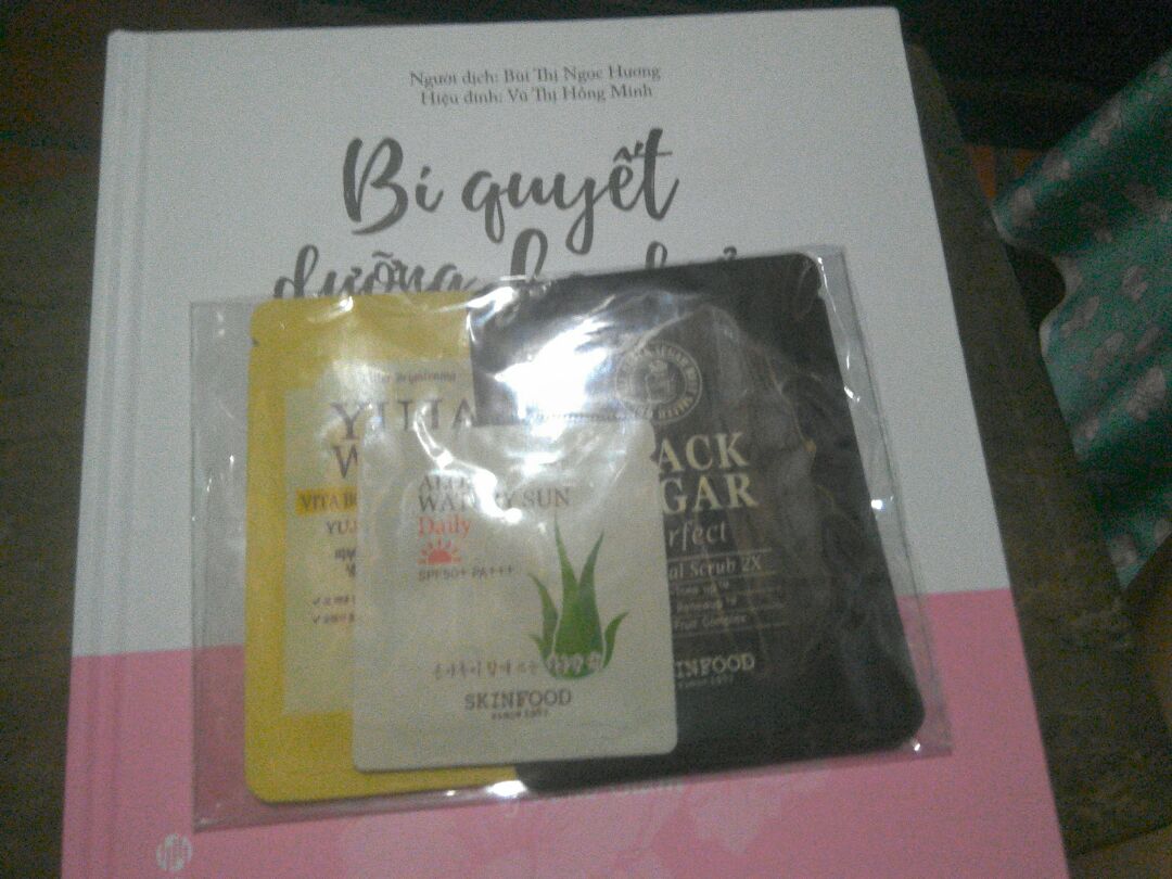 Sản Phẩm rất tuyệt, cung cấp tương đối đầy đủ thông tin về skincare, cũng như cách trang điểm trong veo của phụ nữ Hàn Quốc đồng thời cũng cung cấp rất nhiều thông tin về du lịch Hàn Quốc, có thể dùng làm cẩm nang du lịch Hàn Quốc.