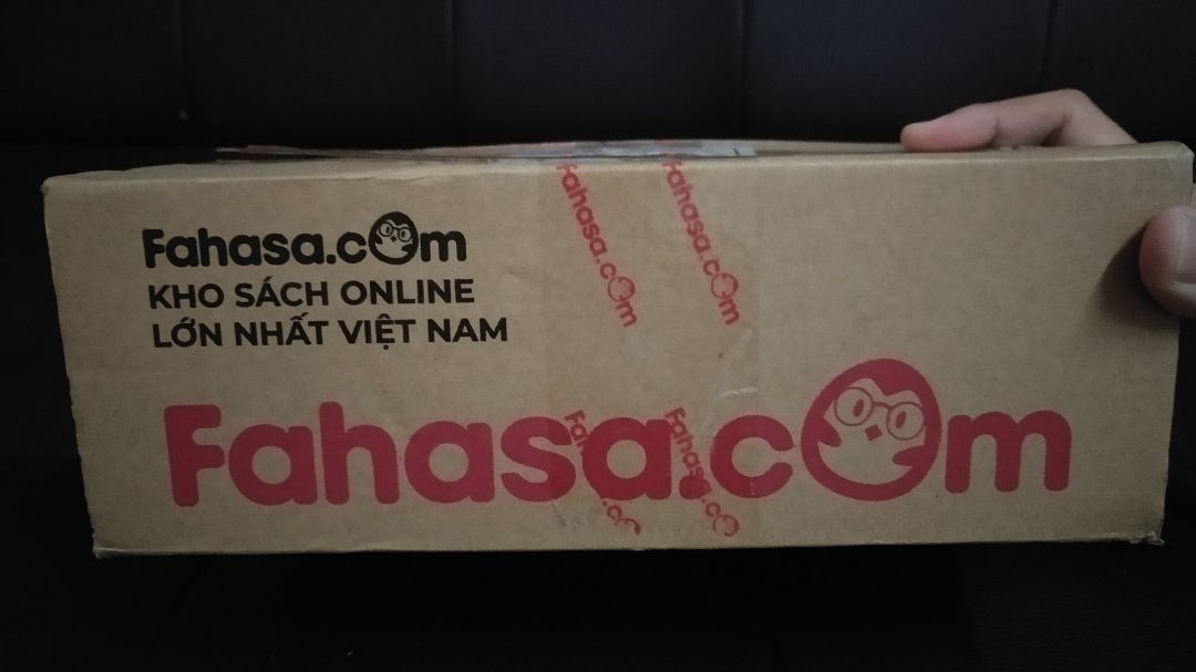 Mìn rất thích mua sách từ Fahasa vì lần nào cũng thấy sách được bọc thêm một lớp mút, mở hộp ra thấy rất chỉnh chu và sách được nâng niu. 

Quyển này minh mua sale 12-12 giá rất tốt, còn bọc nilon bên ngoài, hoàn toàn hài lòng ❤