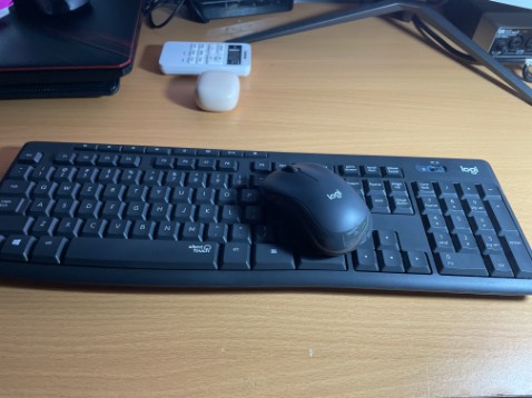 Bàn phím và chuột rất lag nha. Thời gian đầu sử dụng cứ tưởng pin yếu nh thay pin vẫn lag, ngồi viết code mà gặp loại này muốn điên luôn. Kết nối với 1 máy rồi thì sang máy khác nó k nhận luôn. K hiểu kiểu gì.