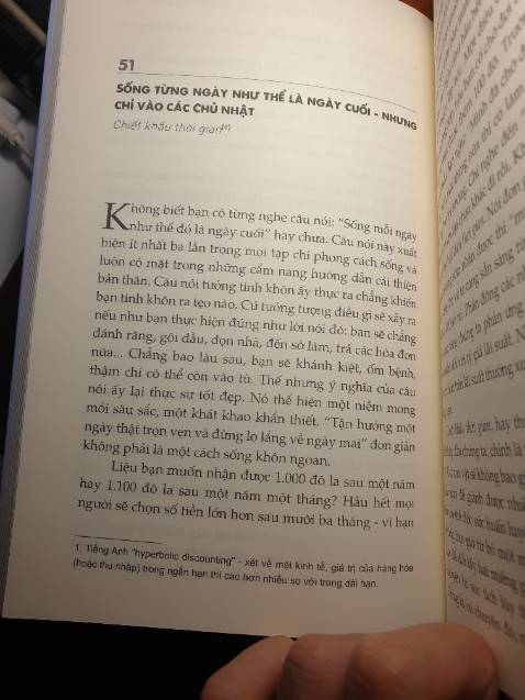 Quyển sách yêu thích nhất của mình!

Mình đã đọc đi đọc lại quyển này 3 4 lần và đặt trên Tiki 7 lần toàn để đi tặng người quen bạn bè. Cứ mua về đọc xong lại đi cho, xong tiếc lại mua về. Một quyển sách tâm lý học cực kỳ hay và thú vị. 99 chương là 99 lỗi tư duy thường gặp, mỗi chương chỉ khoảng 2-4 trang, giải thích một cách súc tích những lỗi tư duy mà hầu như ta đều mắc phải nhưng chẳng hề hay biết. Cách dẫn dắt, đưa dẫn chứng, giải thích của tác giả rất ngắn gọn và dễ hiểu, hầu như đọc cái hiểu ngay và phù hợp với tất cả mọi đối tượng. Đặc biệt bản dịch này dịch cực chuẩn và sát nghĩa, theo mình cảm nhận thì không chê vào đâu được. Nếu bạn nào hứng thú có thể tìm bản gốc của nó là "The Art Of Thinking Clearly", để đọc song song.
Một quyển sách xứng đáng 5 sao đúng nghĩa.
Mình trích một chương 51 trong quyển cho các bạn tham khảo.