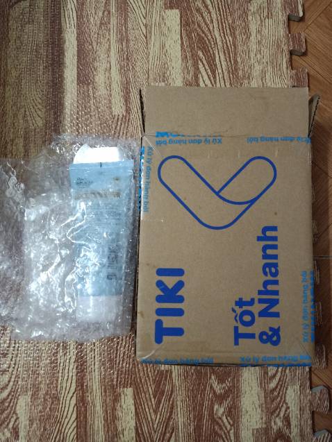 Chất kem mỏng, thấm nhanh, không gây bết dính, có cảm giác mát khi apply trên da. Mới dùng nên chưa rõ khả năng chống nắng