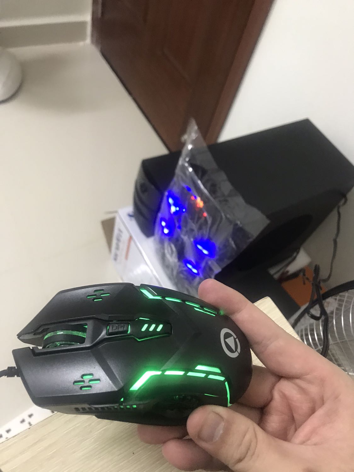 Chuột xinh, click êm tay, hơi nhạy quá so với em chuột cũ của mình nhưng đc cái cầm nhẹ tay. Đóng gói cũng rất xịn!