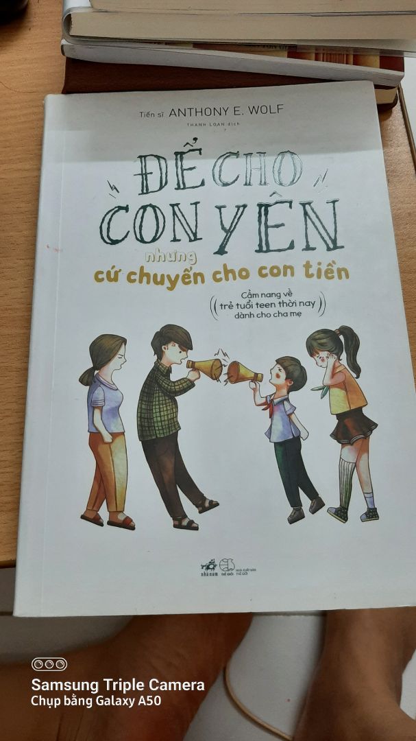 "Để cho con yên nhưng cứ chuyển tiền cho con" là một cuốn cẩm nang về tuổi teen dành cho cha mẹ của chúng- những ai đang rất bối rối không biết phải làm gì với bọn trẻ bướng bỉnh, ngang ngạnh, lắm lý sự và rất khó nói lý lẽ này.  Cuốn sách chỉ cho chúng ta con đường đúng đắn, dạy chúng ta cách vượt qua khó khăn và cho chúng ta niềm tin để vượt qua một giai đoạn đầy cam go trong hành trình làm cha mẹ tốt.