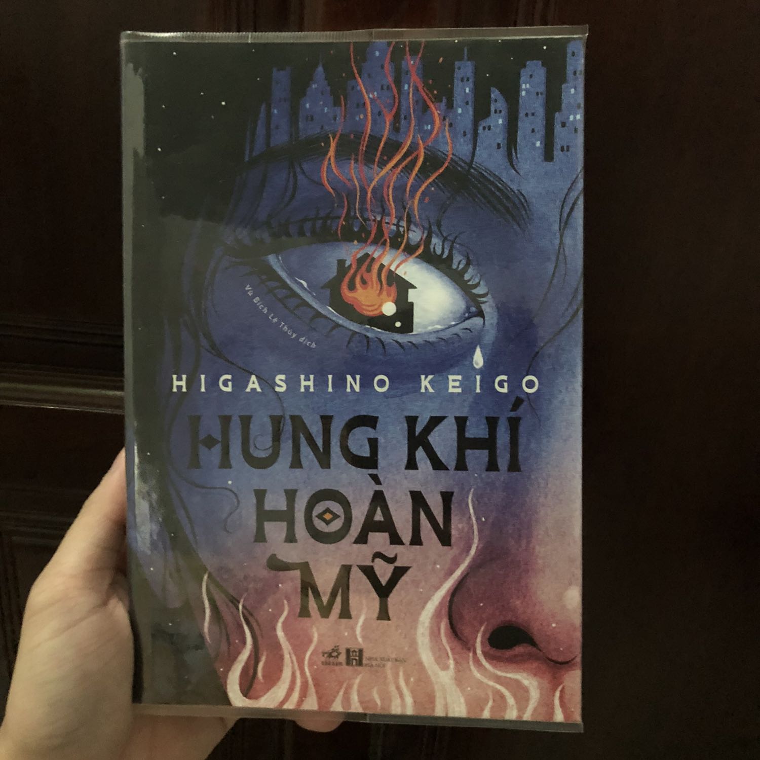 Sách mới và đẹp, không hư hại gì. Tiki chuẩn bị hàng nhanh, shipper cũng rất dễ thương nữa. 
Mình luôn thích truyện của bác Keigo vì luôn có những cú twist không ngờ tới, và Hung khí hoàn mỹ cũng vậy, hồi hộp và gay cấn từ đầu đến cuối. Mình đã đọc liền tù tì và xong chỉ chưa đầy một ngày. Với mình thì cô gái đáng thương hơn là đáng trách. Mình đã rất xúc động bởi từ đầu tiên và cũng là từ cuối cùng cô thốt ra, buồn đến đau lòng.