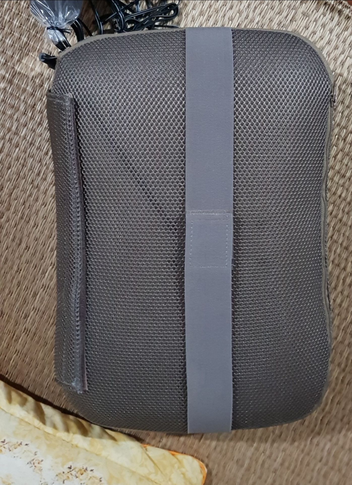 Thời gian khởi tạo (mất khoảng 4-5 ngày), vận chuyển và giao hàng từ nhà cung cấp quá lâu, trong khi sản phẩm do tiki trực tiếp phân phối, đến lúc phản ánh thì tiki mới bắt đầu chuyển hàng (giao hàng đến đơn vị vận chuyển thôi cũng mất 2 ngày)... và phản hồi từ Bộ phận CSKH cũng quá chậm trễ và không rõ ràng.