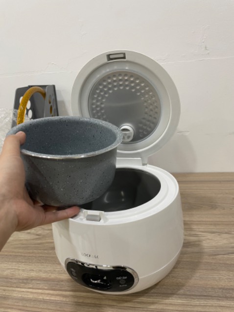 Nấu thì lâu hơn nồi lớn tí nhưng cơm dẻo ngon, ngoại hình cưng lắm luôn, nên cho 5 sao, nấu không nghe mùi nhựa hay gì nha. Nấu đầy nồi thì được tầm hơn 3 chén cơm đầy. Cỡ 2vc ăn thì đủ nha.